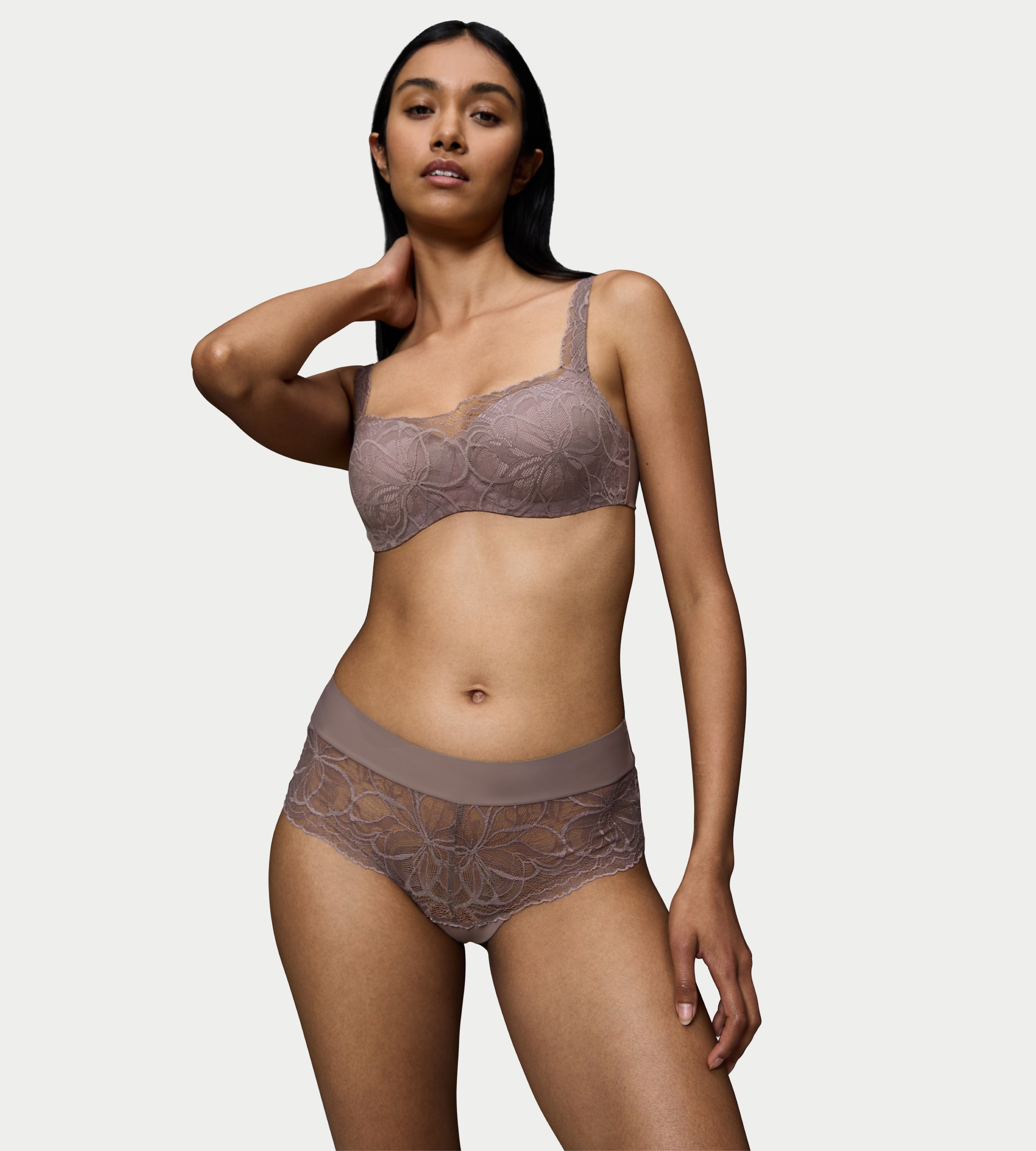 Triumph Panty »Body Make-Up Illusion Lace« florale Stretch-Spitze, glatter Bund, Mikrofaser, nahtlos