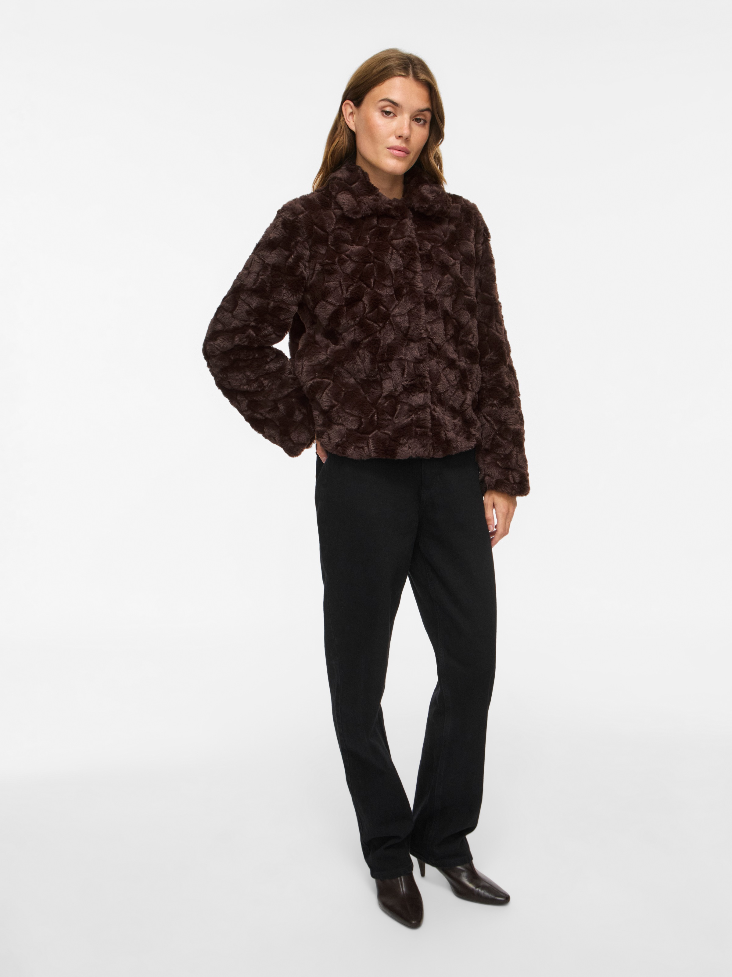 Vila Veste courte »VIDORTE NEW L/S JACKET/PB« en fausse fourrure avec patte de boutonnage