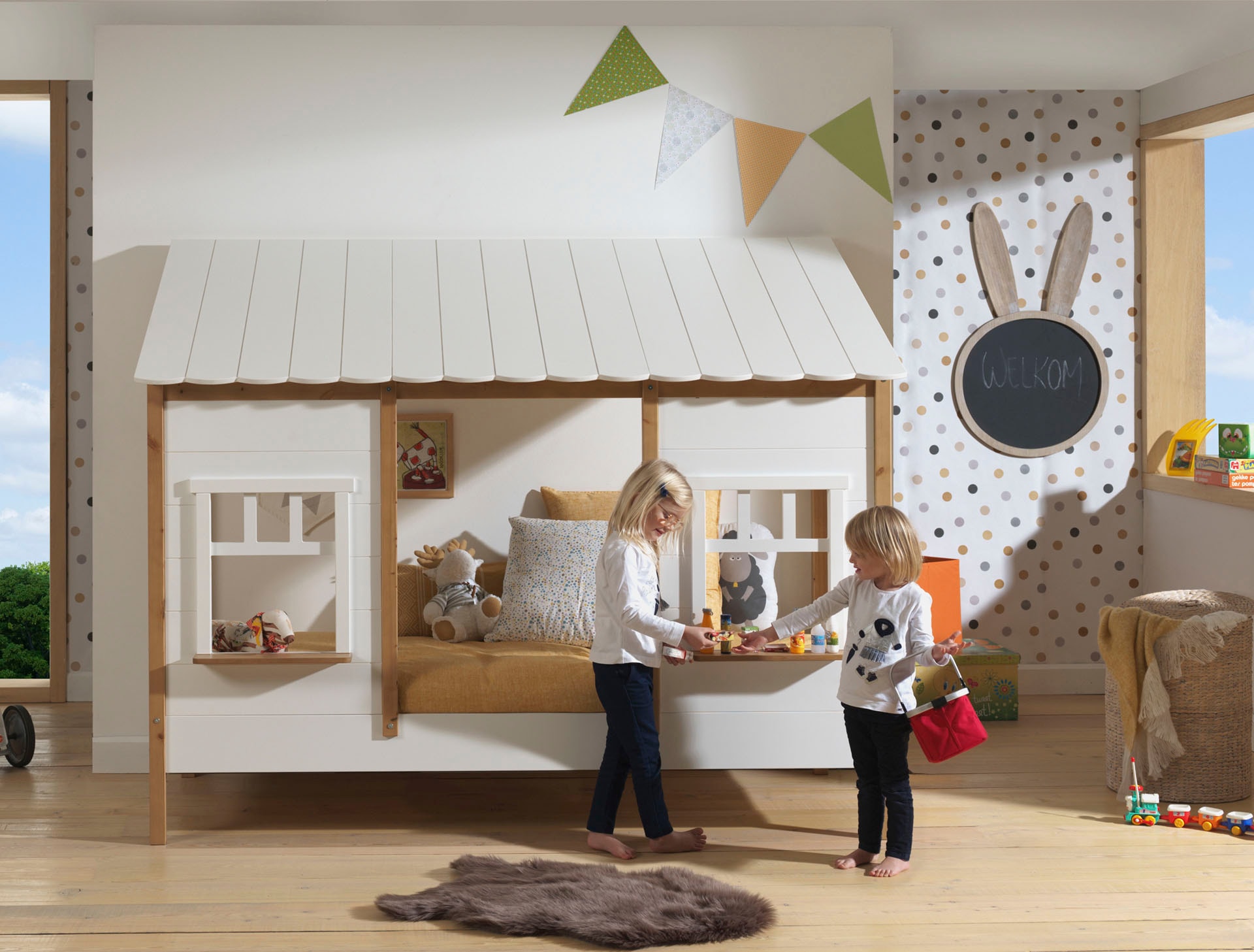 Vipack Kinderbett »Hausbett, aus MDF und Massivholz weiss lackiert mit farblichen Absatz« B/H/T ca. 214,5x174x107,5cm, vorne 2 Fenster, mit Liebe zum Detail,  inkl. Rolllattenrost, wahlweise mit oder ohne Bettschublade auf Rollen
