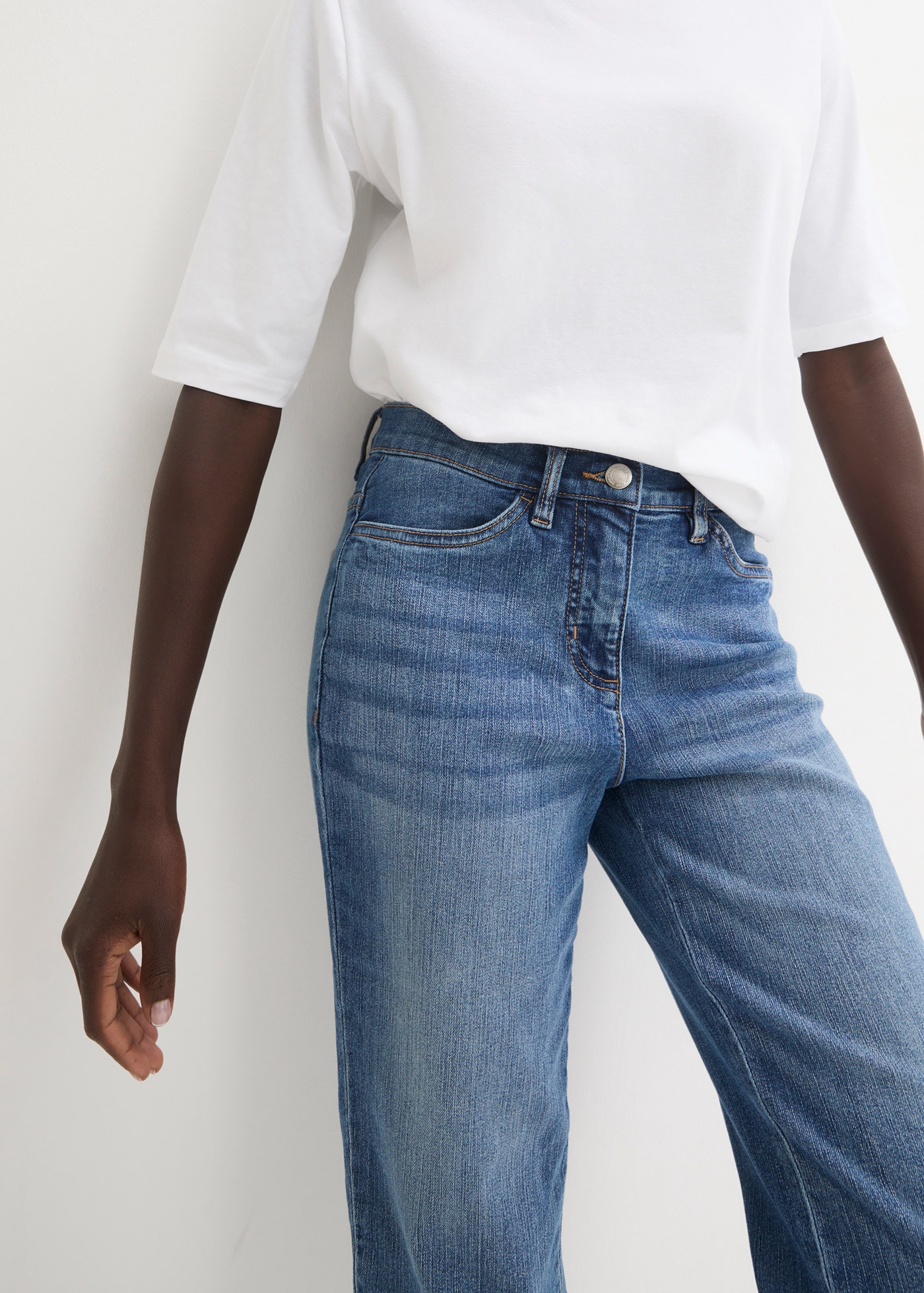 bonprix Jeans capri Slim Fit Passform, Capri-Länge, mit Stickerei