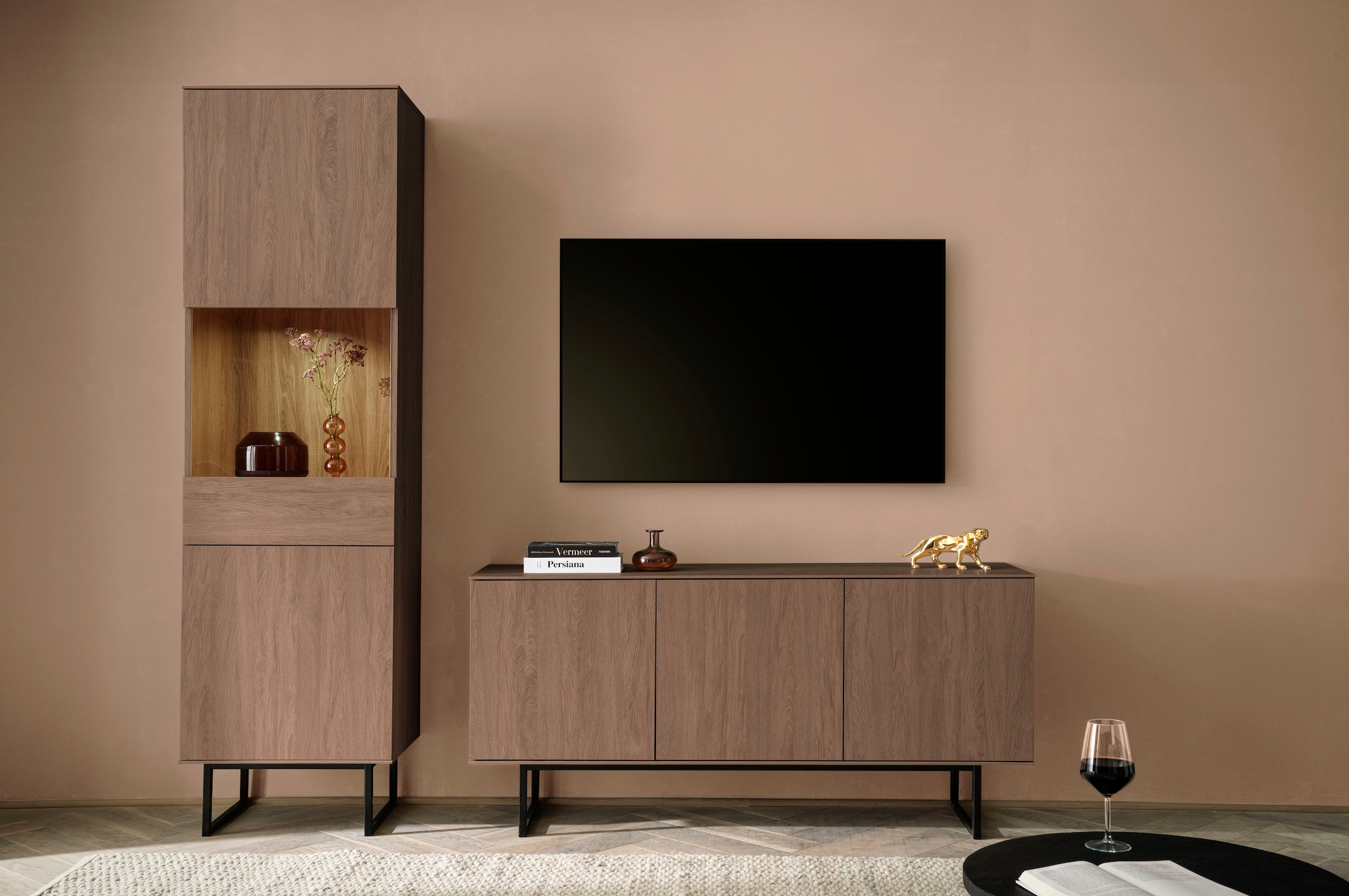 Home affaire Vitrines »Lund, moderner Hochschrank, Glasvitrine mit Kufengestell aus Metall« surface supérieure visuellement fine, aspect haut de gamme, espace de rangement suffisant