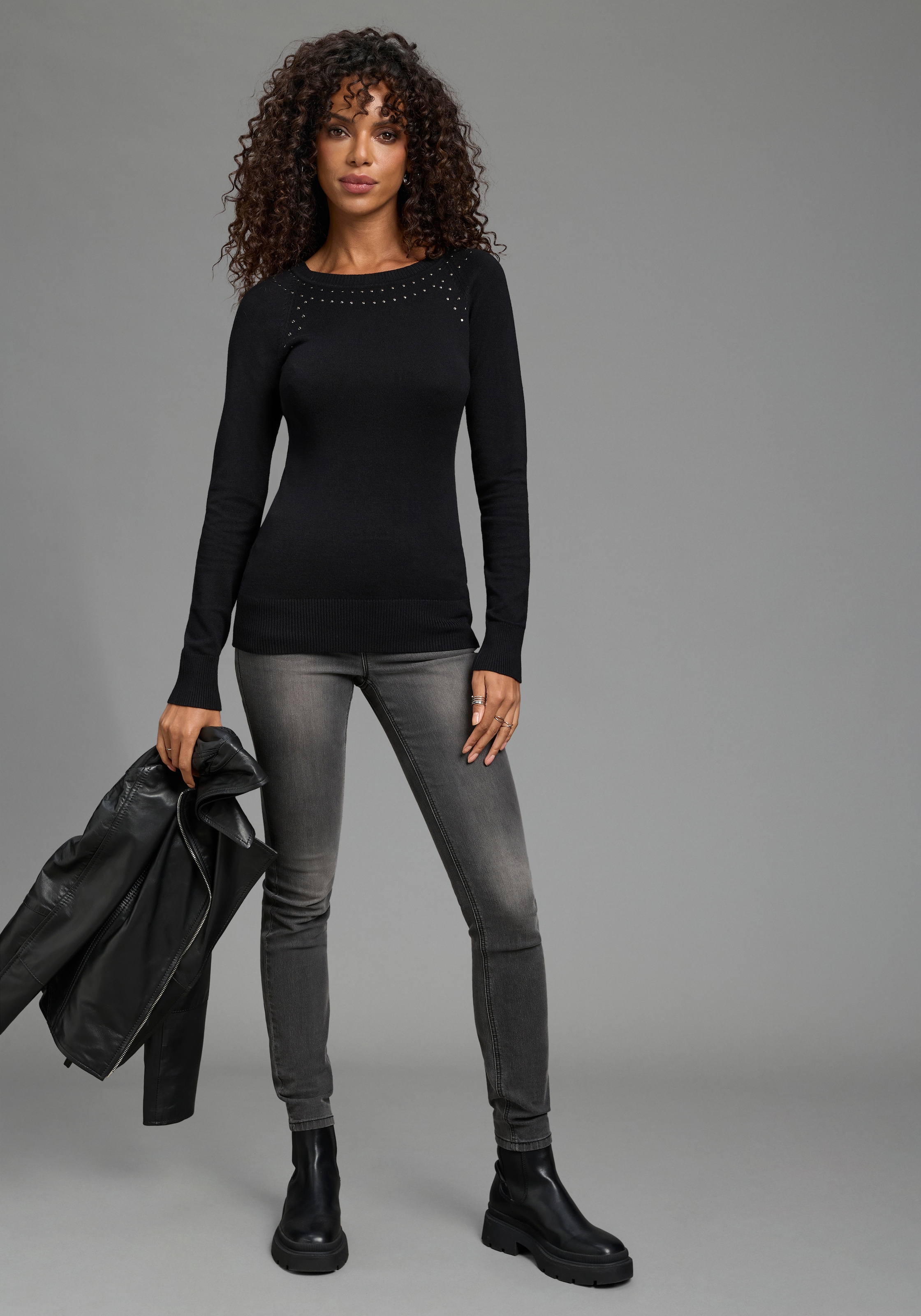 Bruno Banani Strickpullover »mit Ziernieten« Rundhalsausschnitt, figurbetonte Passform, hüftlange Schnittform