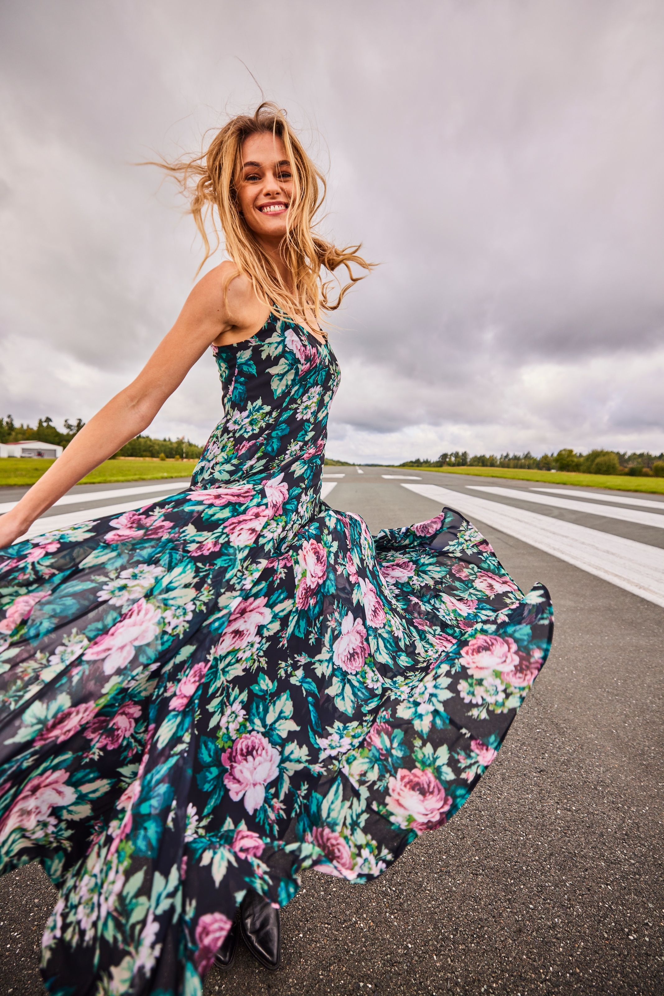 Aniston CASUAL Robe d'été im farbenfrohen Blumendruck - jedes Teil ein Unikat - NEUE KOLLEKTION