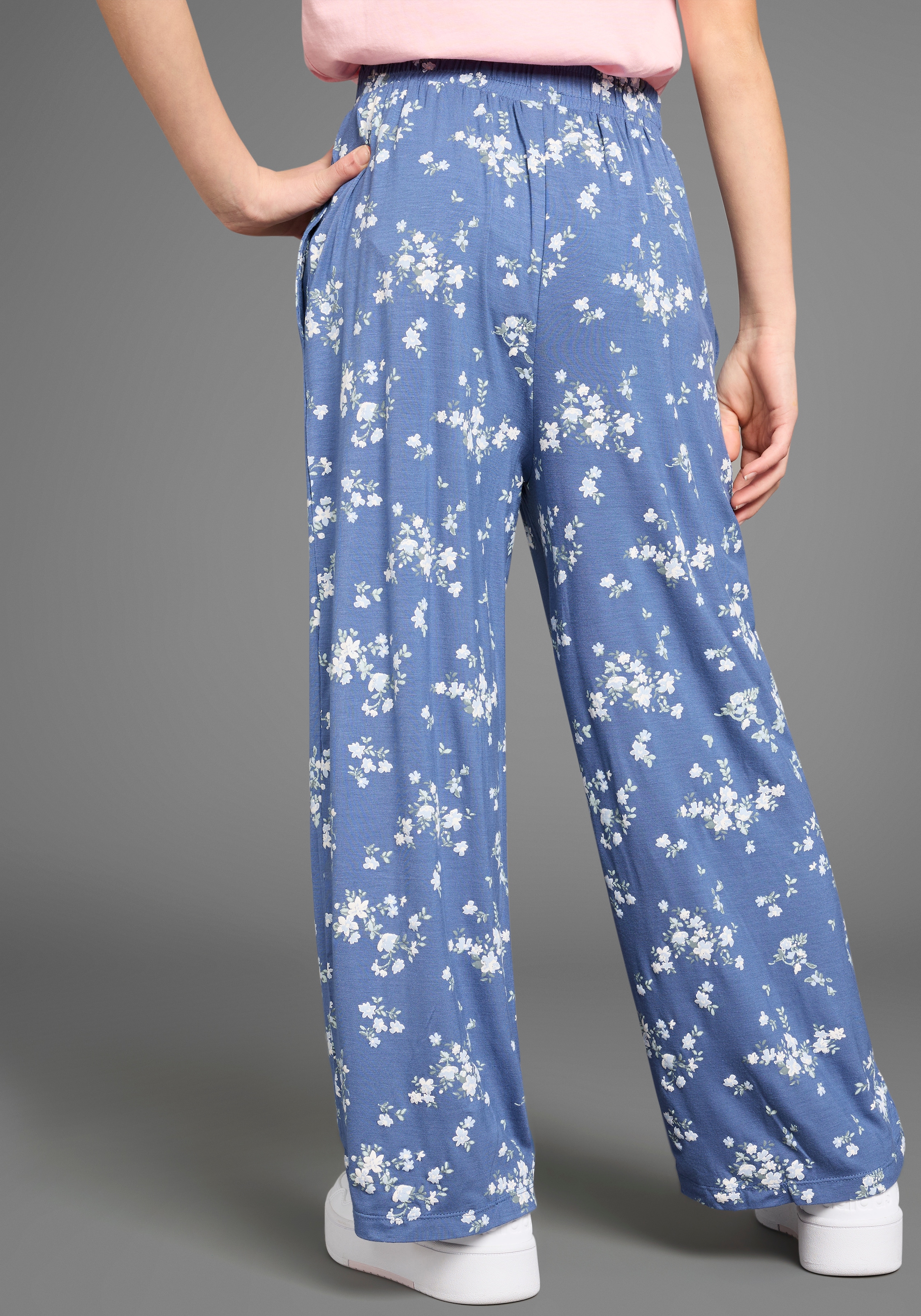 KIDSWORLD Pantalon à enfiler »Viskose-Hose im Blumenmuster«  Trendige Hose mit Blumenmuster