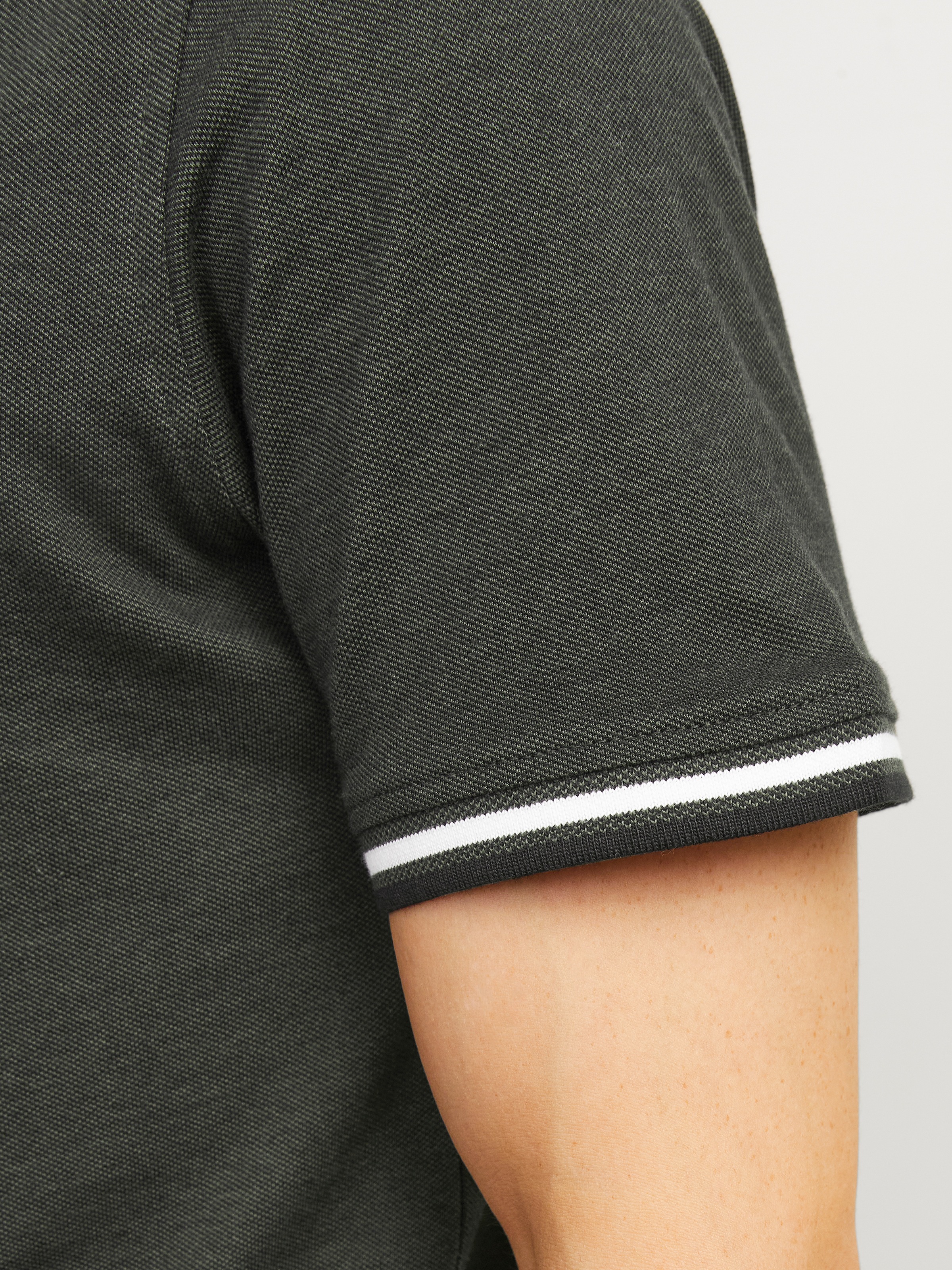 Jack & Jones Poloshirt »JJEPAULOS  Poloshirt mit klassischem Kragen und figurbetonter Form«, Logostickerei, modisch, schmal, Baumwolle, Polokragen
