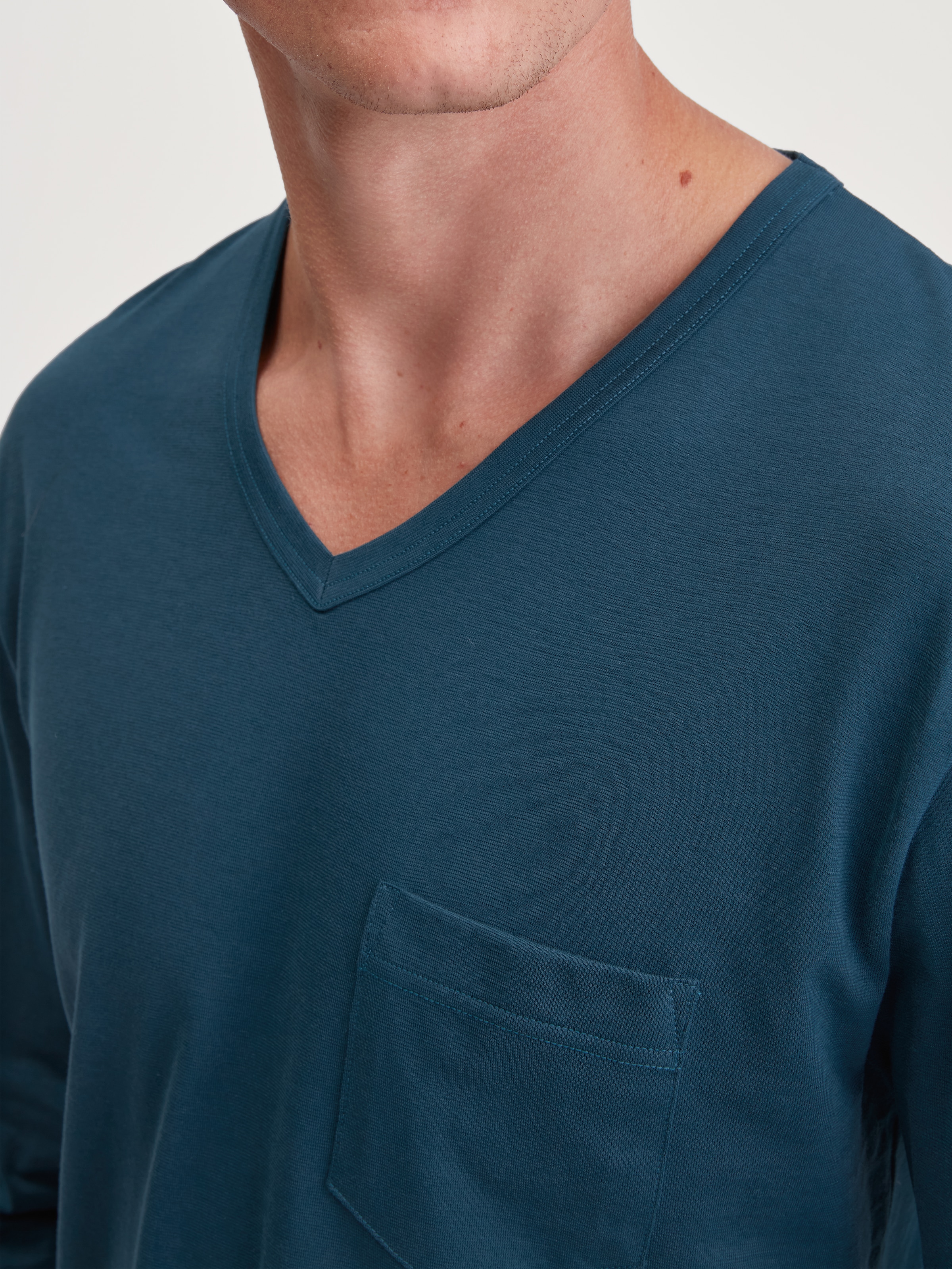 CALIDA Schlafanzug »Relax Imprint« 2 tlg. Gemustertes Oberteil mit V-Ausschnitt