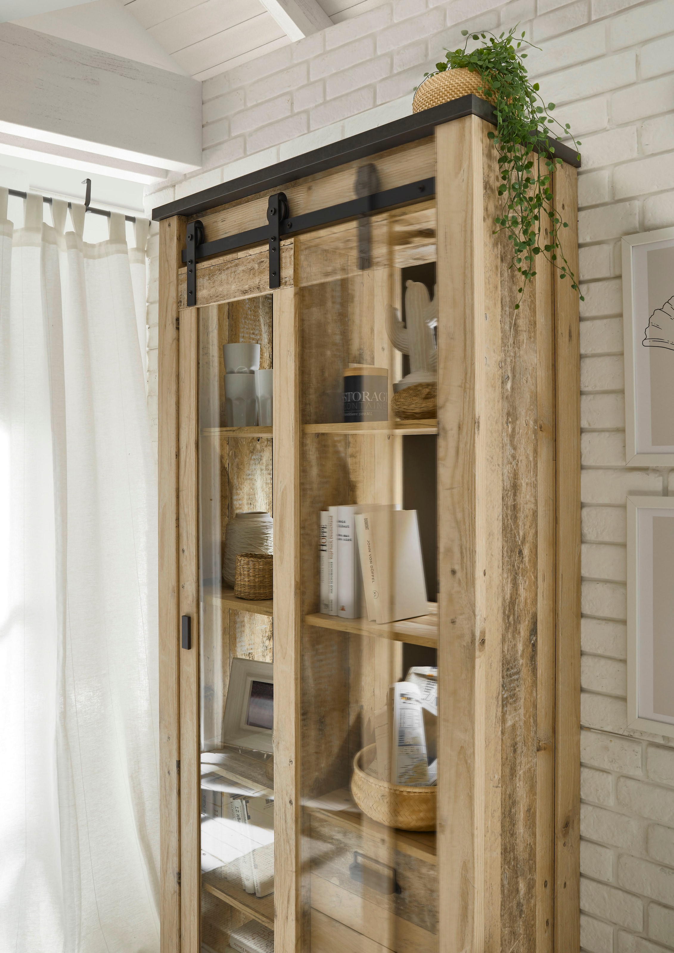 Home affaire Vitrine »Sherwood, Hochschrank im Industrial-Style, moderne Glasvitrine« Scheunentorbeschlag und Apothekergriffe aus Metall, Höhe 201 cm