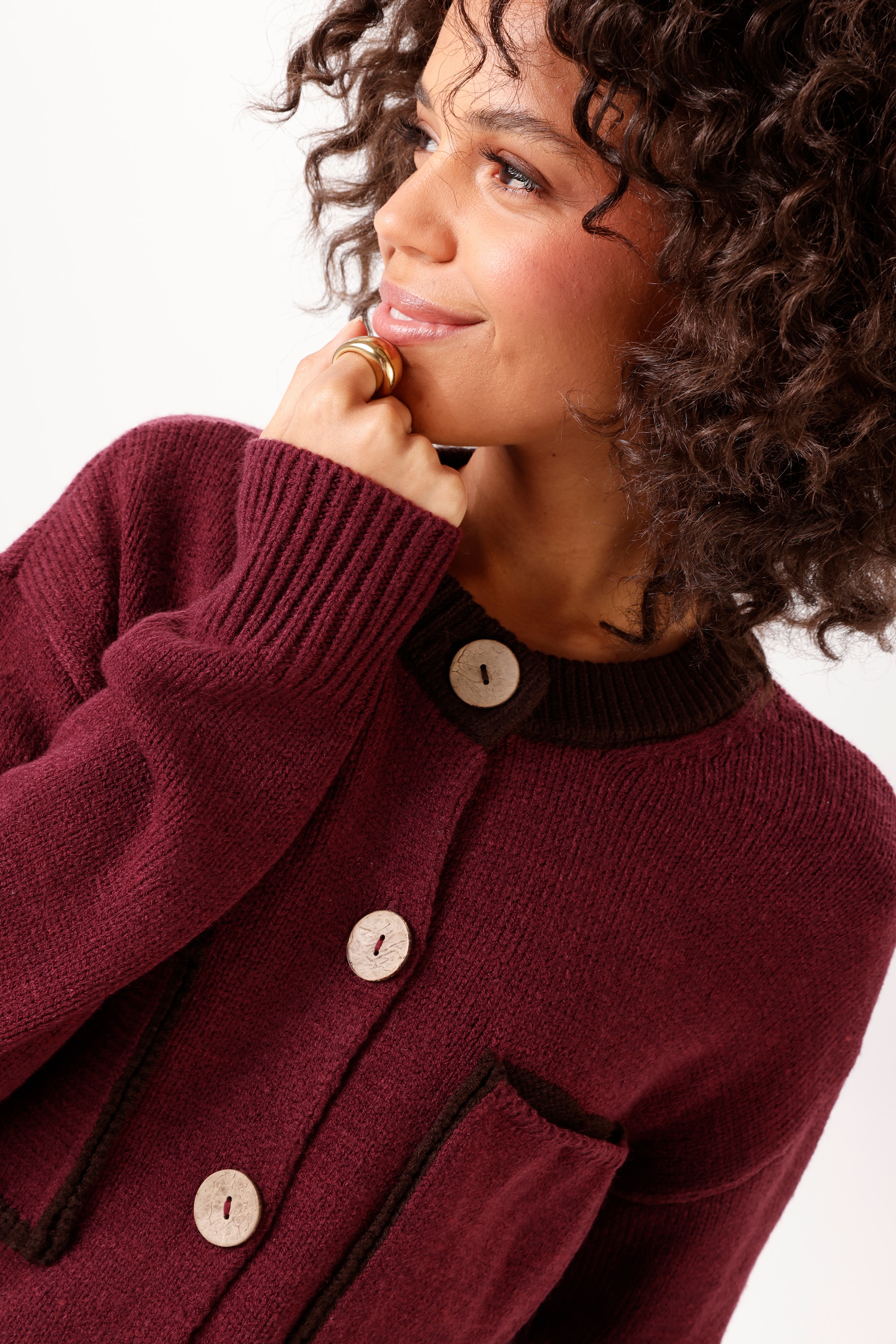Aniston CASUAL Strickjacke mit dekorativen Knöpfen in Holzoptik zu schliessen - NEUE KOLLEKTION