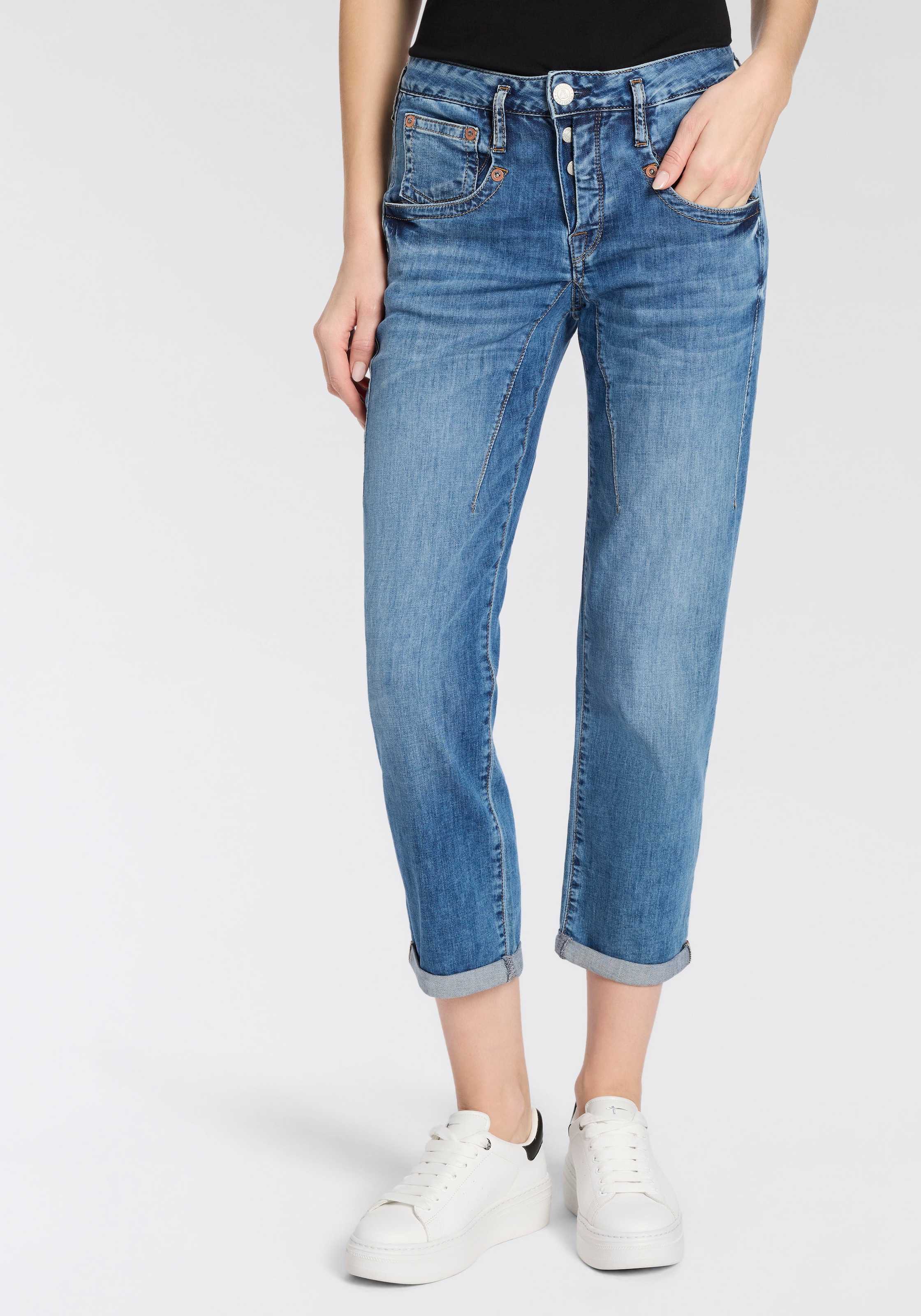 Herrlicher Boyfriend-Jeans »Shyra Tap Denim Light« im Straight Fit, mit Knopfleiste