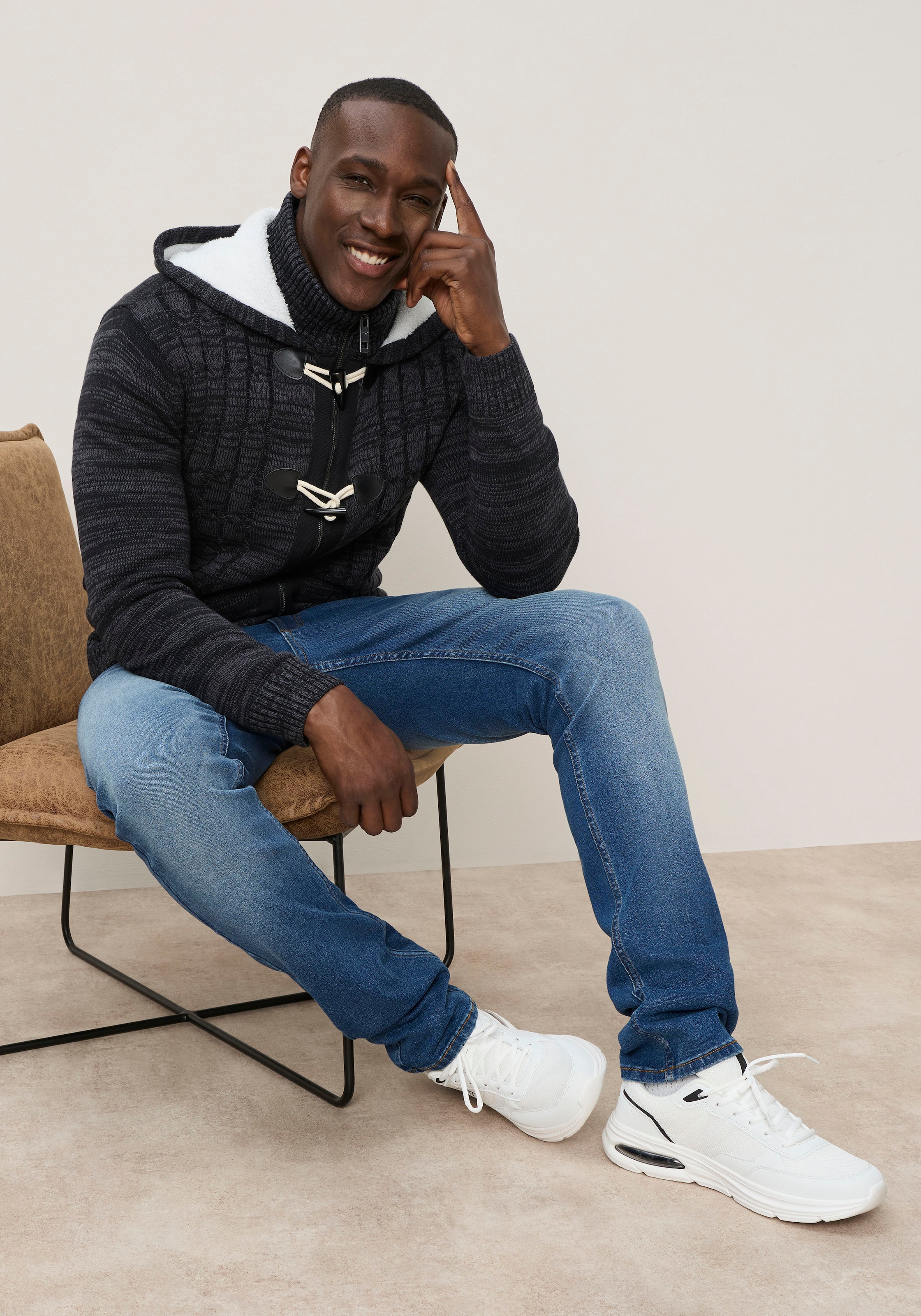 KangaROOS Kapuzenstrickjacke mit Reissverschluss und Knebelknopfverschluss, Regular Fit, Langarm