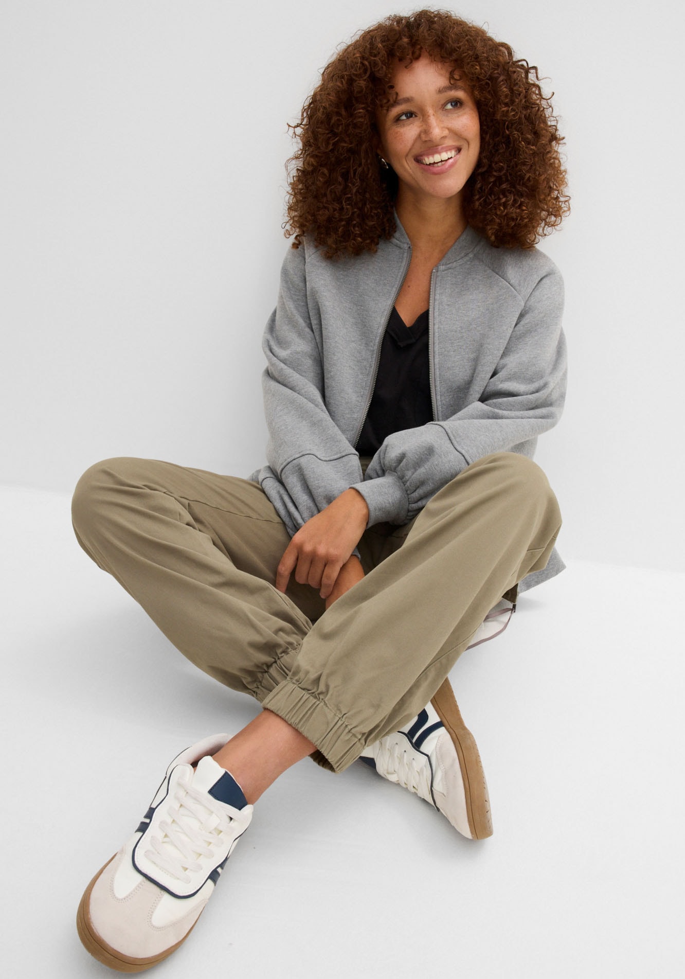 bonprix Pantalon cargo  aus Baumwolle mit Elasthan, lockere Passform, mit Bequembund