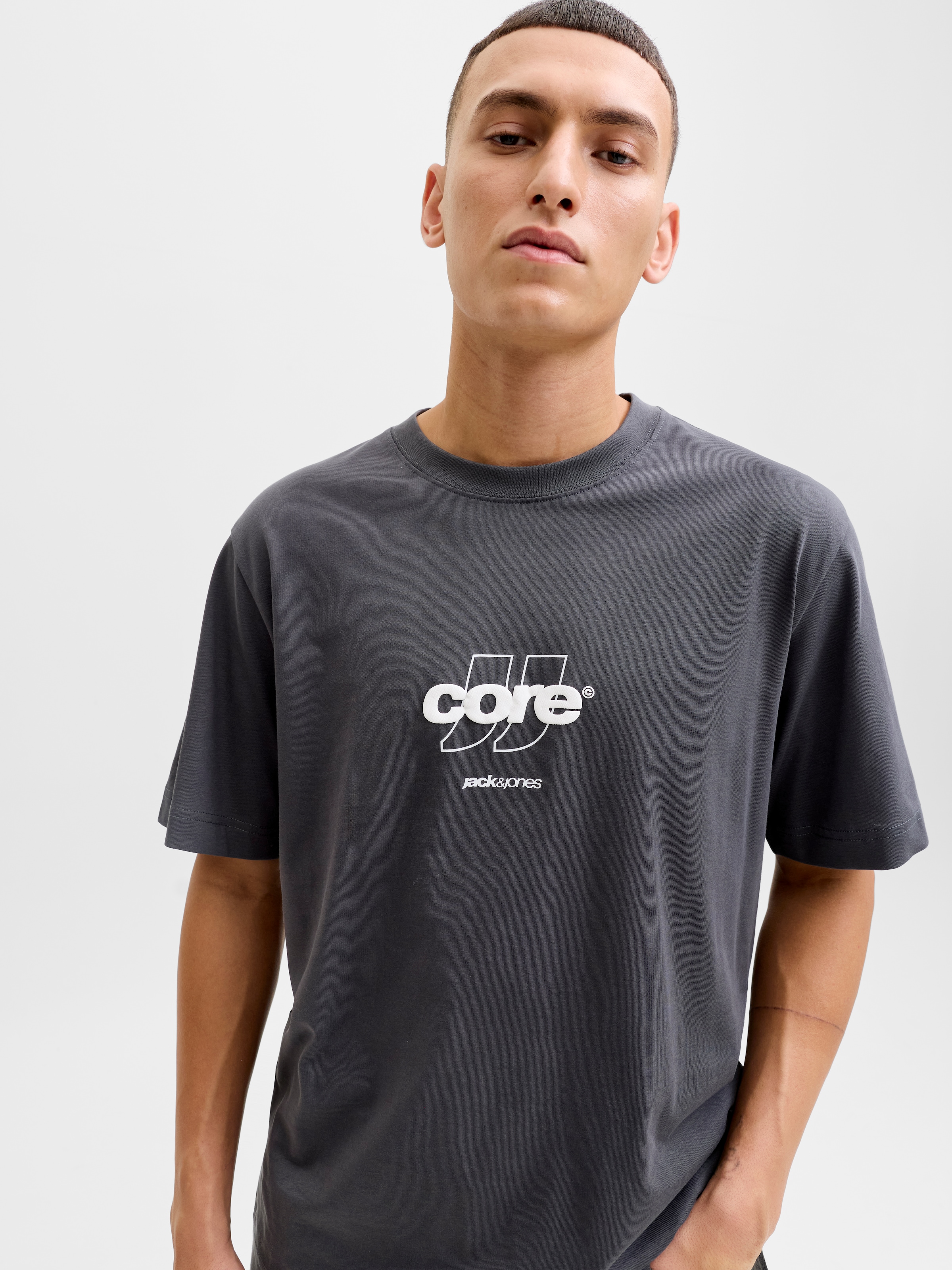 Jack & Jones T-Shirt »JCOCLUB FRONT PRINT TEE SS CREW SN« mit Print