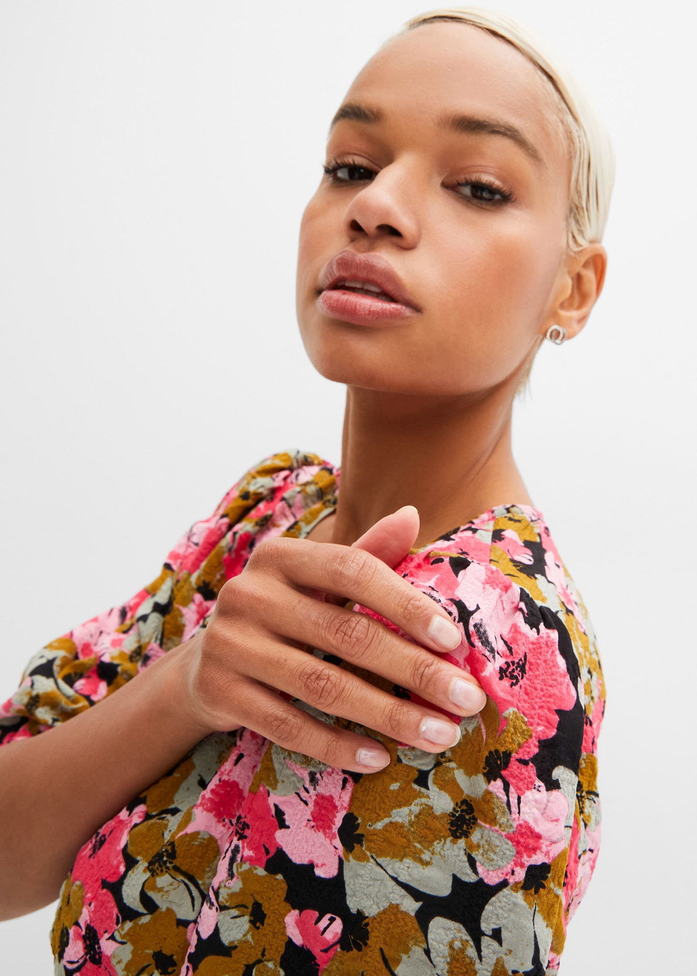 bonprix Robe midi für Casualmode, aus Viskose und Polyamid, A-Linie, mit kurzem Arm