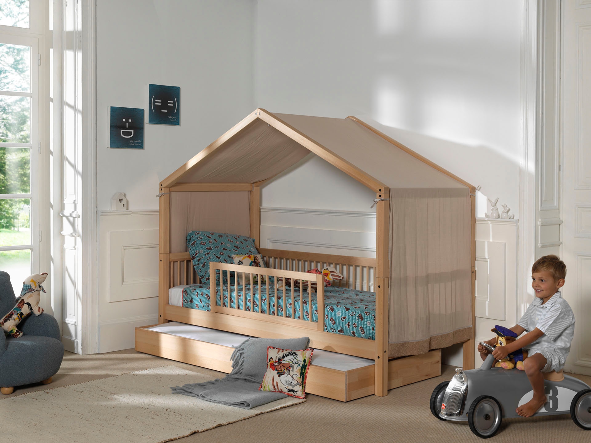 Vipack Lit de maison »Forrest mit hochwertiger und stabiler Verarbeitung, Made in Europe« Hêtre massif naturel, 90/200 cm, avec protection anti-chute et tiroir de lit,  au choix sans ou avec ciel de lit textile