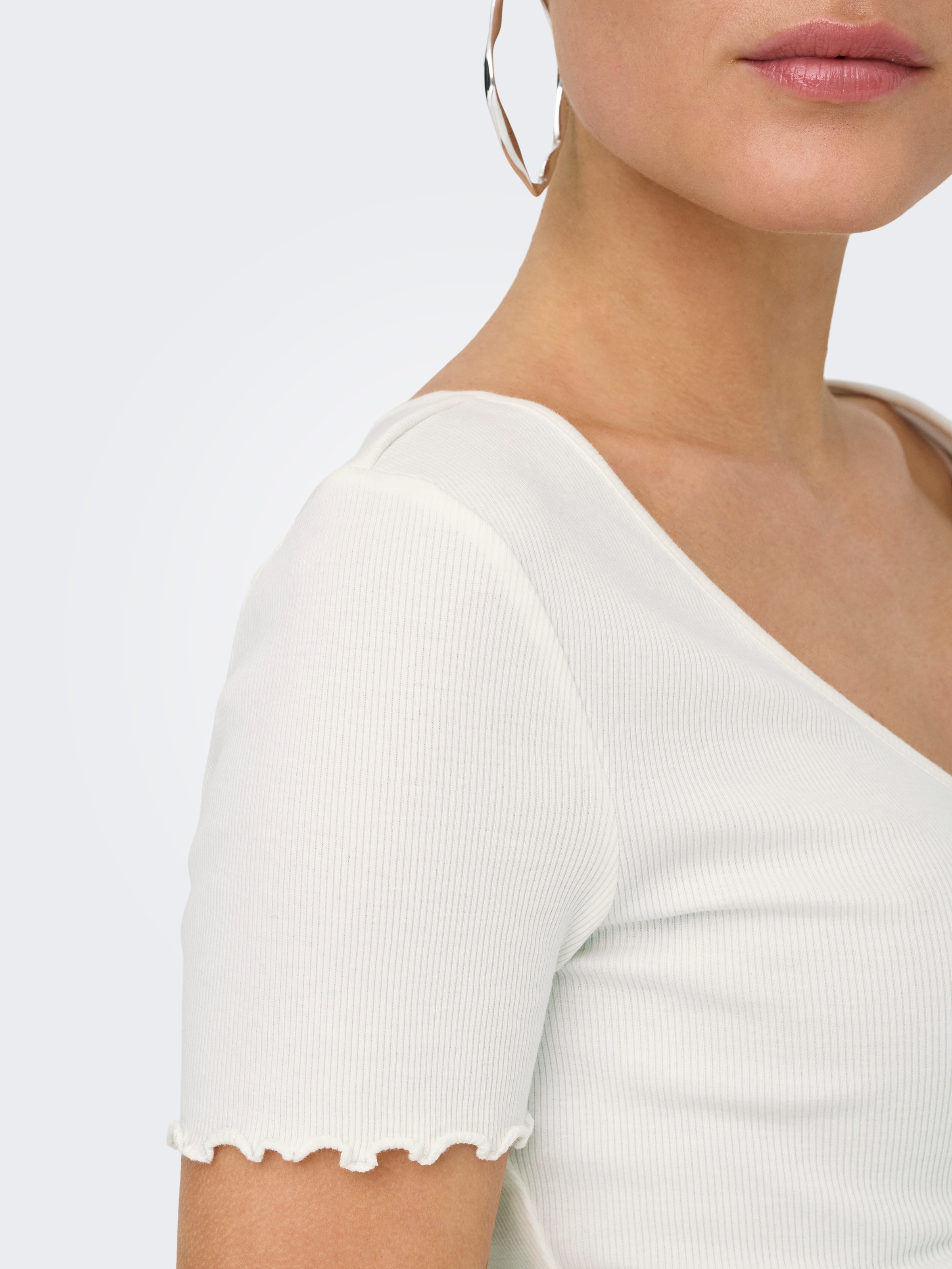 ONLY Kurzarmshirt »ONLBETTY S/S V-NECK TOP CC JRS«
