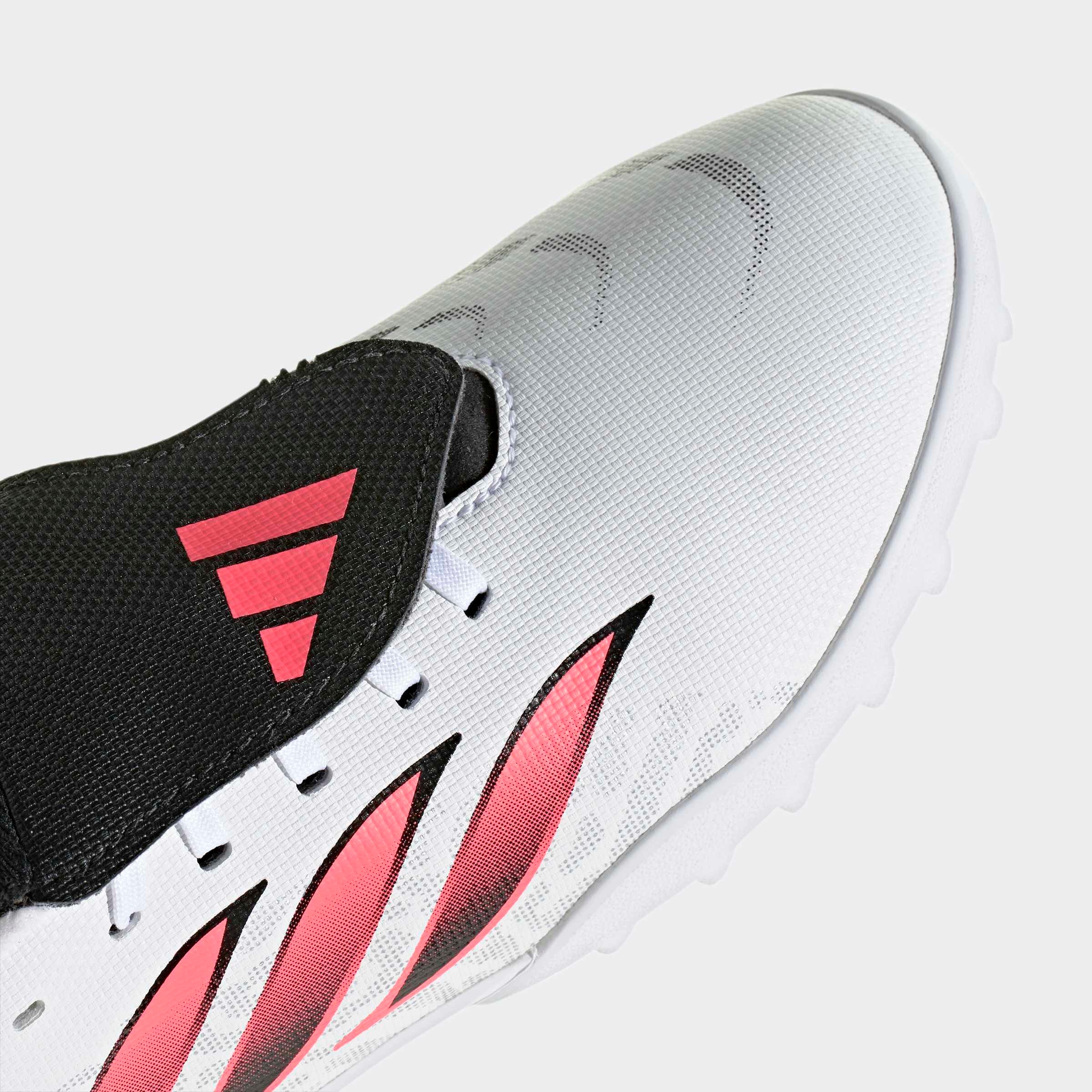adidas Performance Chaussure de football »PREDATOR CLUB KIDS , HYBRIDRASEN, UMSCHLAGBARE ZUNGE«  pour enfants et adolescents