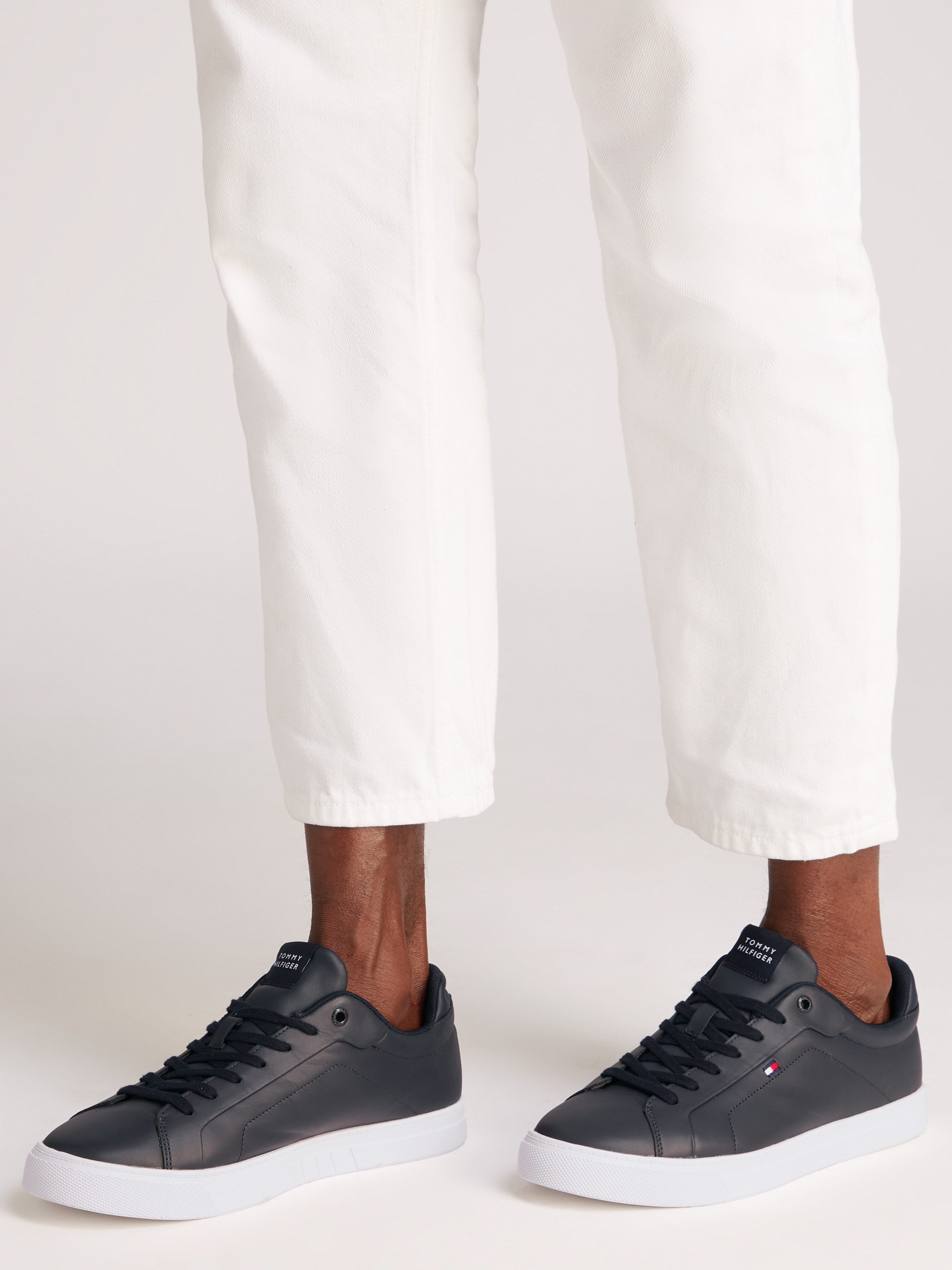 Tommy Hilfiger Sneaker »ICON COURT LTH FLAG ESS«  , Freizeitschuh, Halbschuh, Schnürschuh mit kleiner Logoflagge