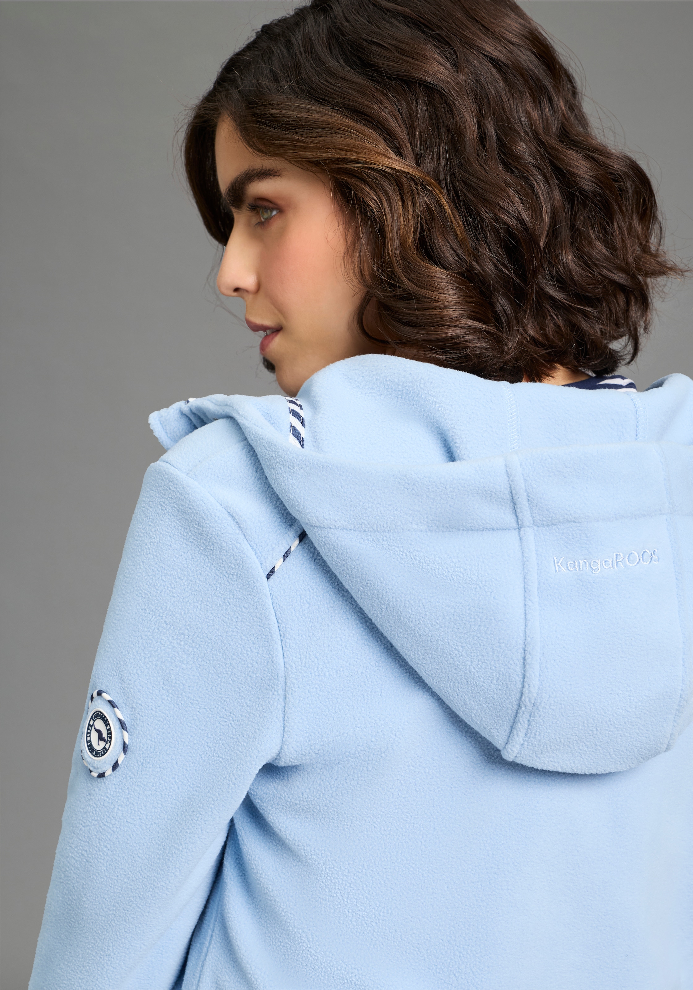 KangaROOS Veste polaire mit Kapuze figurbetonte Passform,  mit Kapuze und Kordelzug, Übergangsjacke