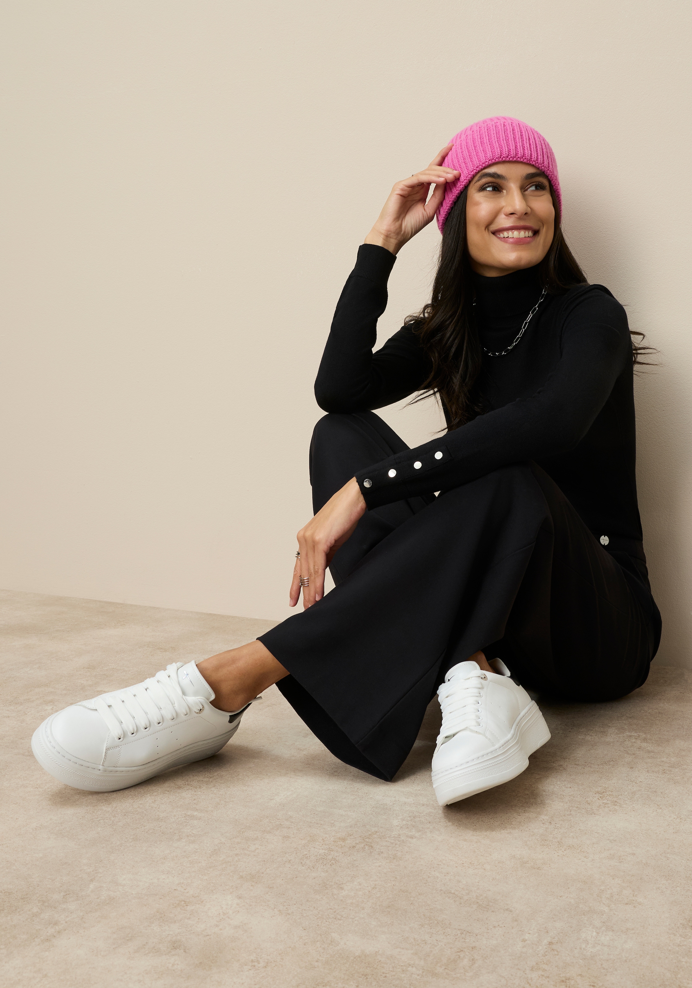 Tamaris in enger Form mit Knopfdetails