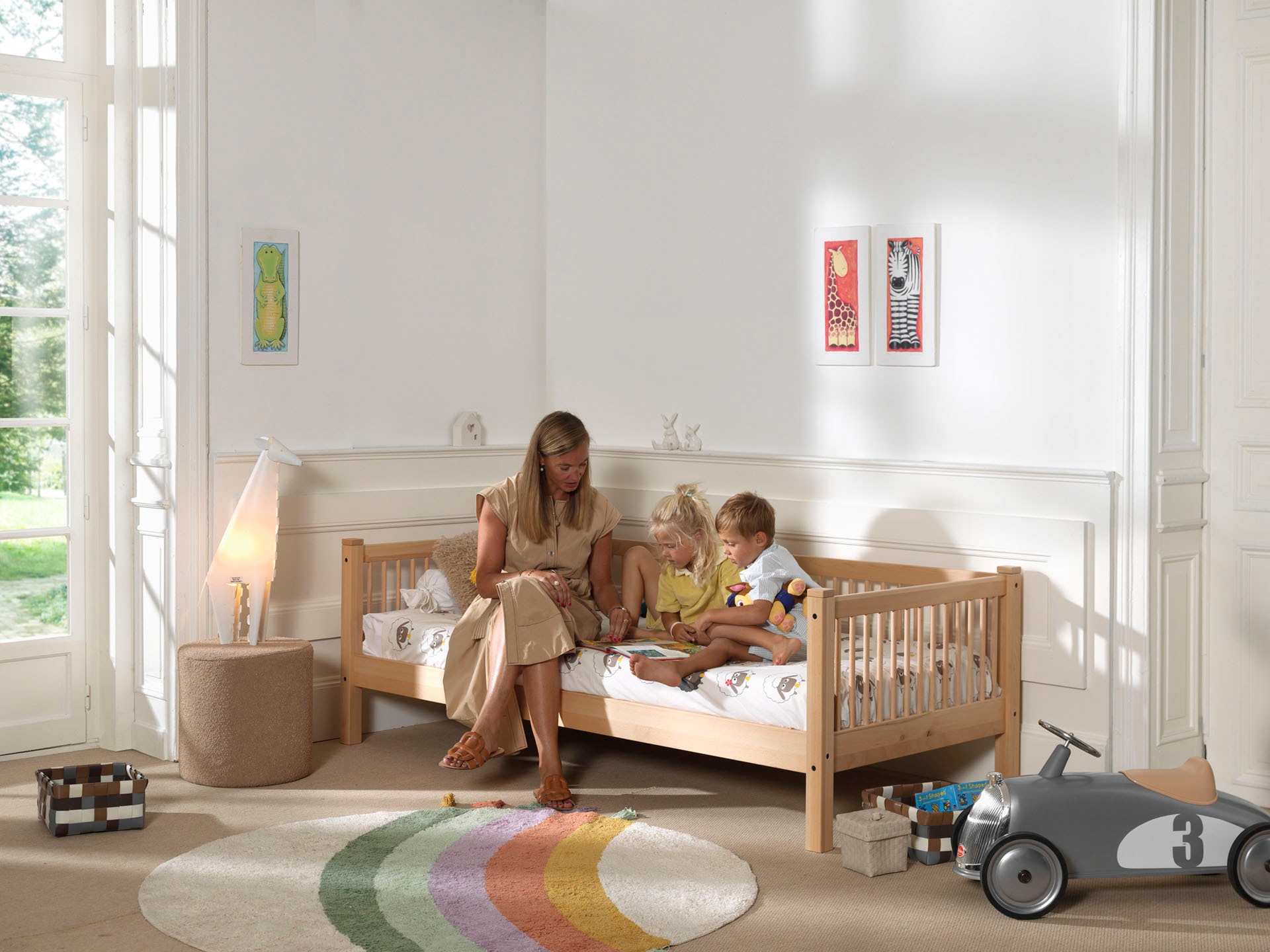 Vipack Lit de jour »Forrest mit Sprossenumrandung Ideal als Einzel- oder Gästebett« Surface de couchage 90/200 cm, incluant sommier à lattes roulantes, épaisseur des poteaux 55x55 mm,  Solide et de haute qualité, hêtre massif naturel laqué