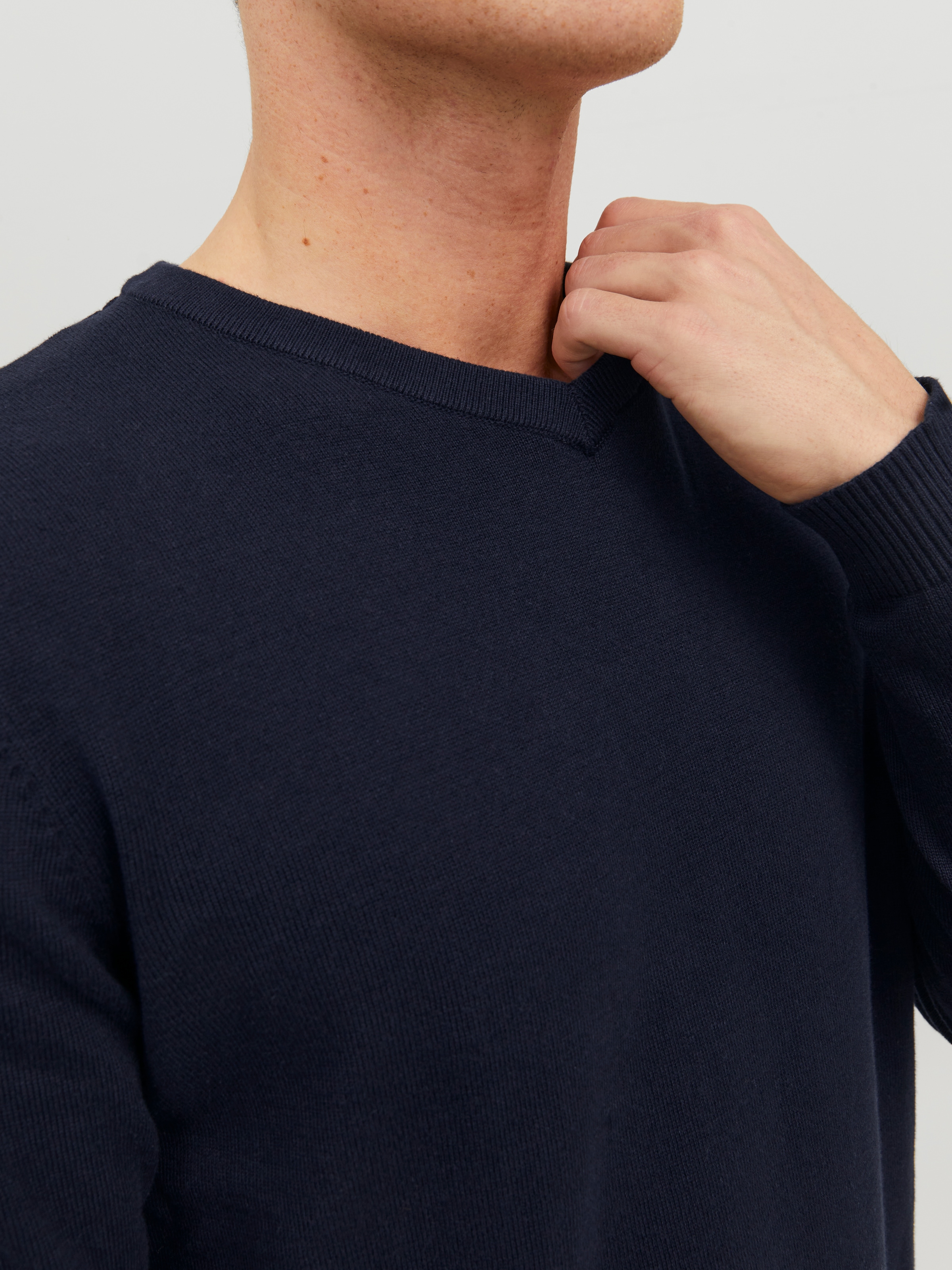 Jack & Jones V-Ausschnitt-Pullover »JJEBASIC mit V-Ausschnitt, ideal für Herbst und Alltag« unifarben, modisch, slim fit, Baumwolle, V-Ausschnitt