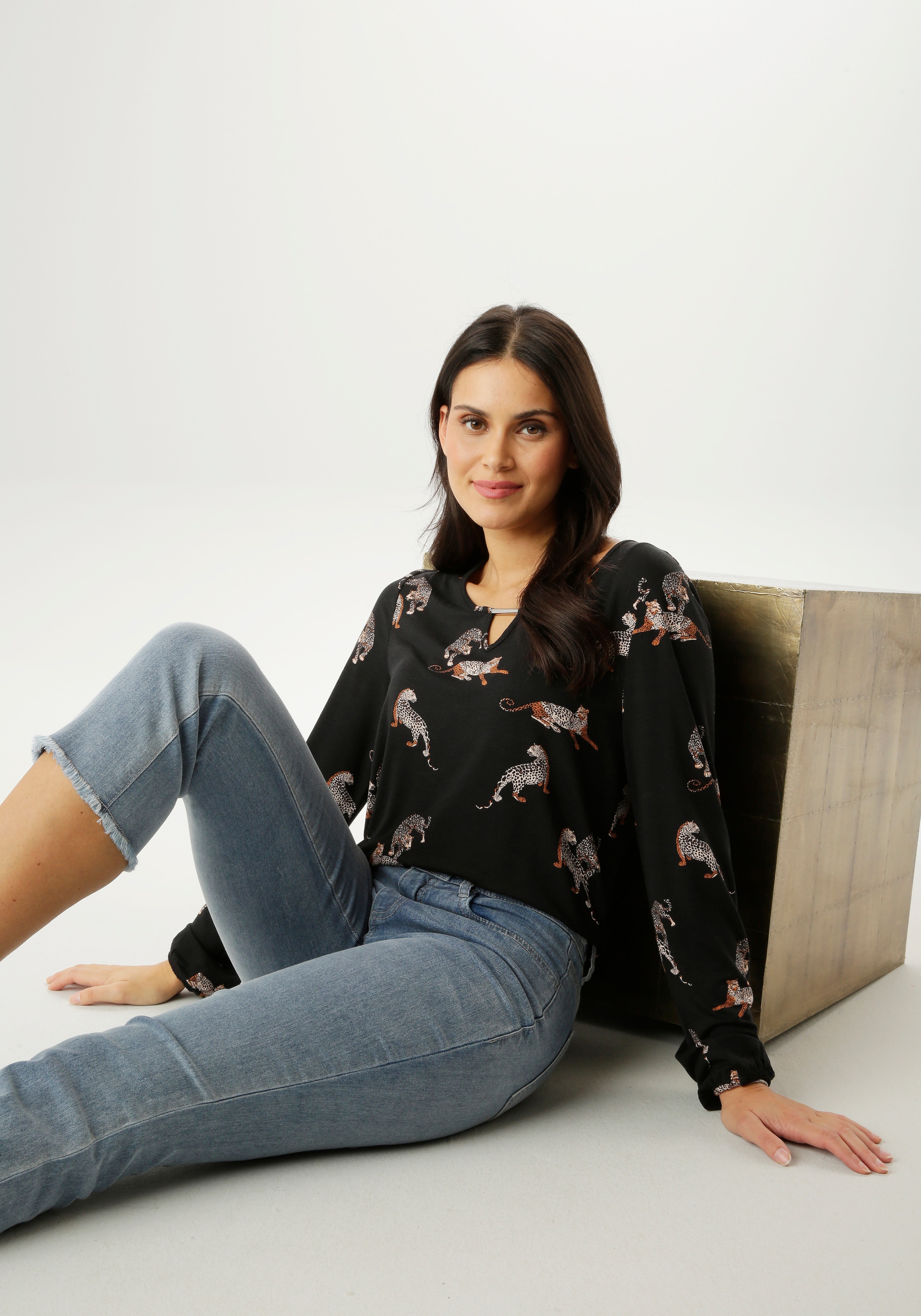 Aniston SELECTED T-shirt à manches longues mit Cut-out und trendigen Leoparden allover - NEUE KOLLEKTION