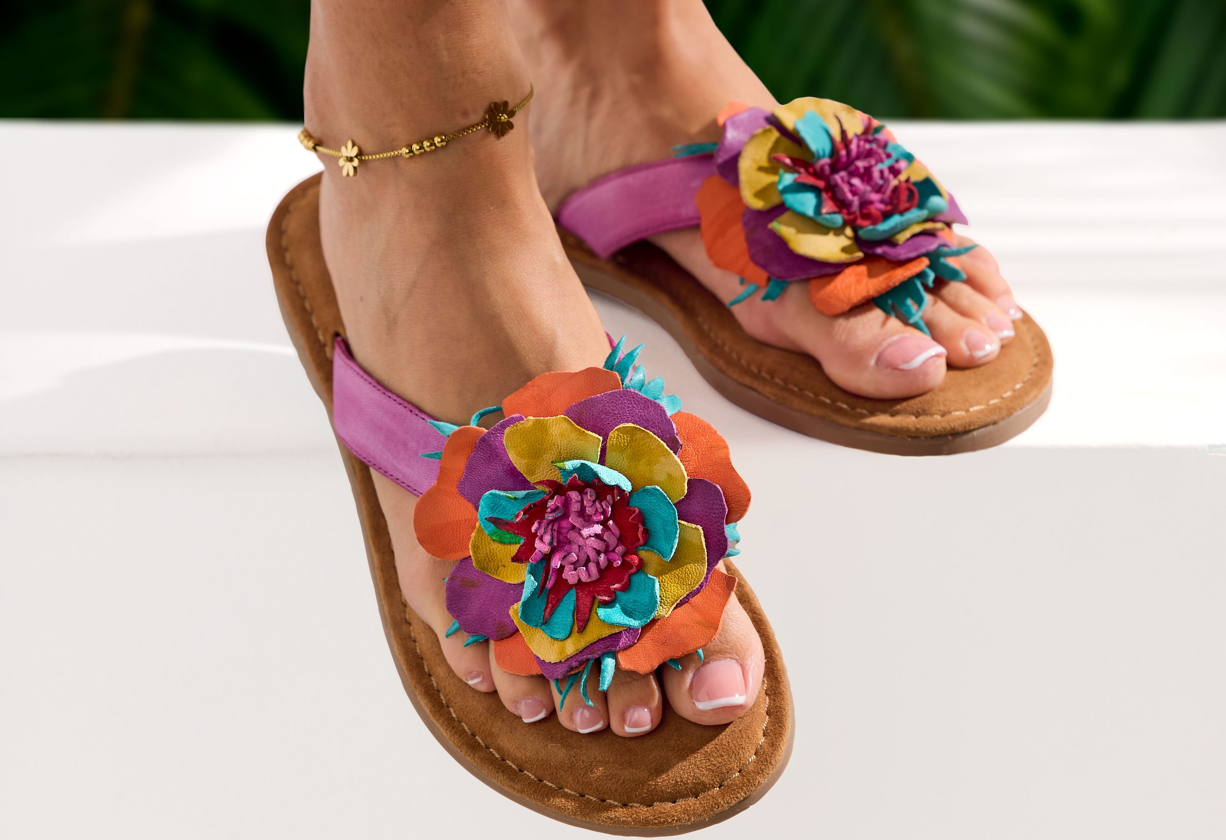 LASCANA Pantolette »Sommerschuh, offener Schuh, Mule, Sandale,«  NEU aus Leder mit raffinierter Blumen-Applikation