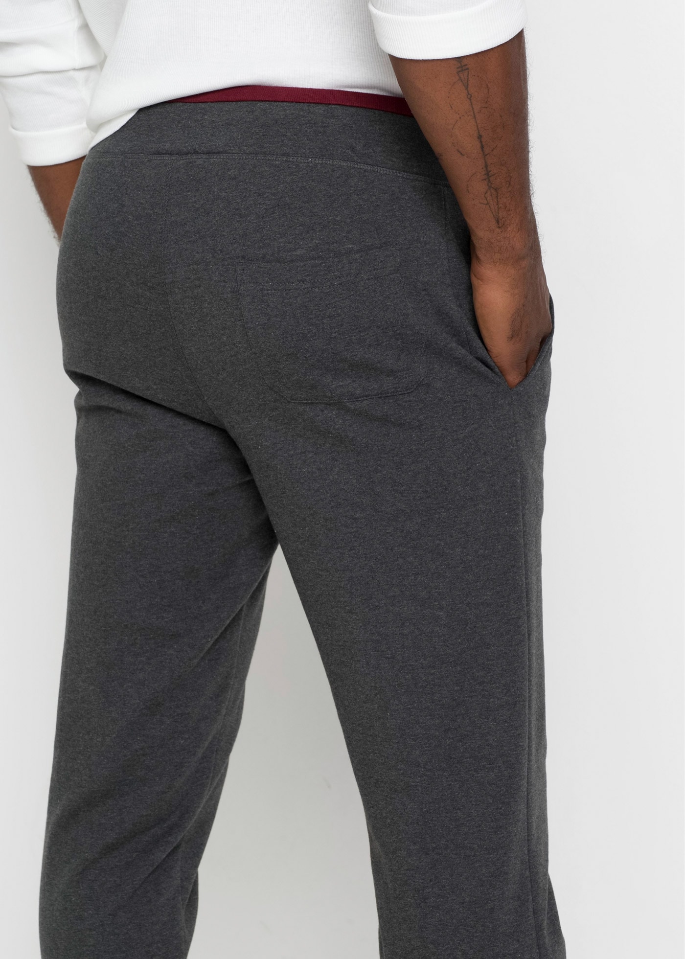 bonprix Pantalon de jogging  avec taille élastique, avec cordon de serrage, regular fit, avec poche arrière