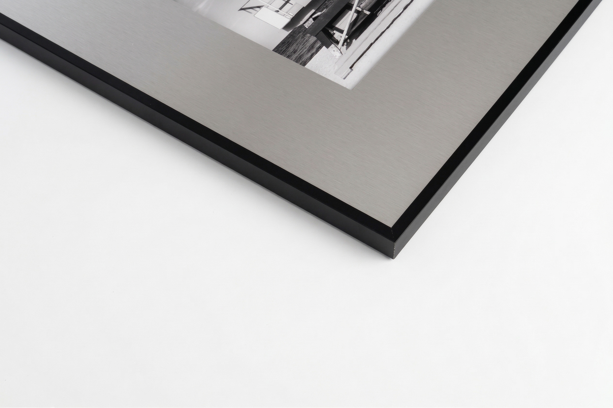 queence Bild »Trend Wandbild, Wandkunst, Kunstdruck "Brigitte Bardot"« Filmfiguren | Filmszene | Schwarz-Weiss 1 Stk. tlg. inkl. Passepartout aus hochwertigem Aluminium und schwarzem Rahmen