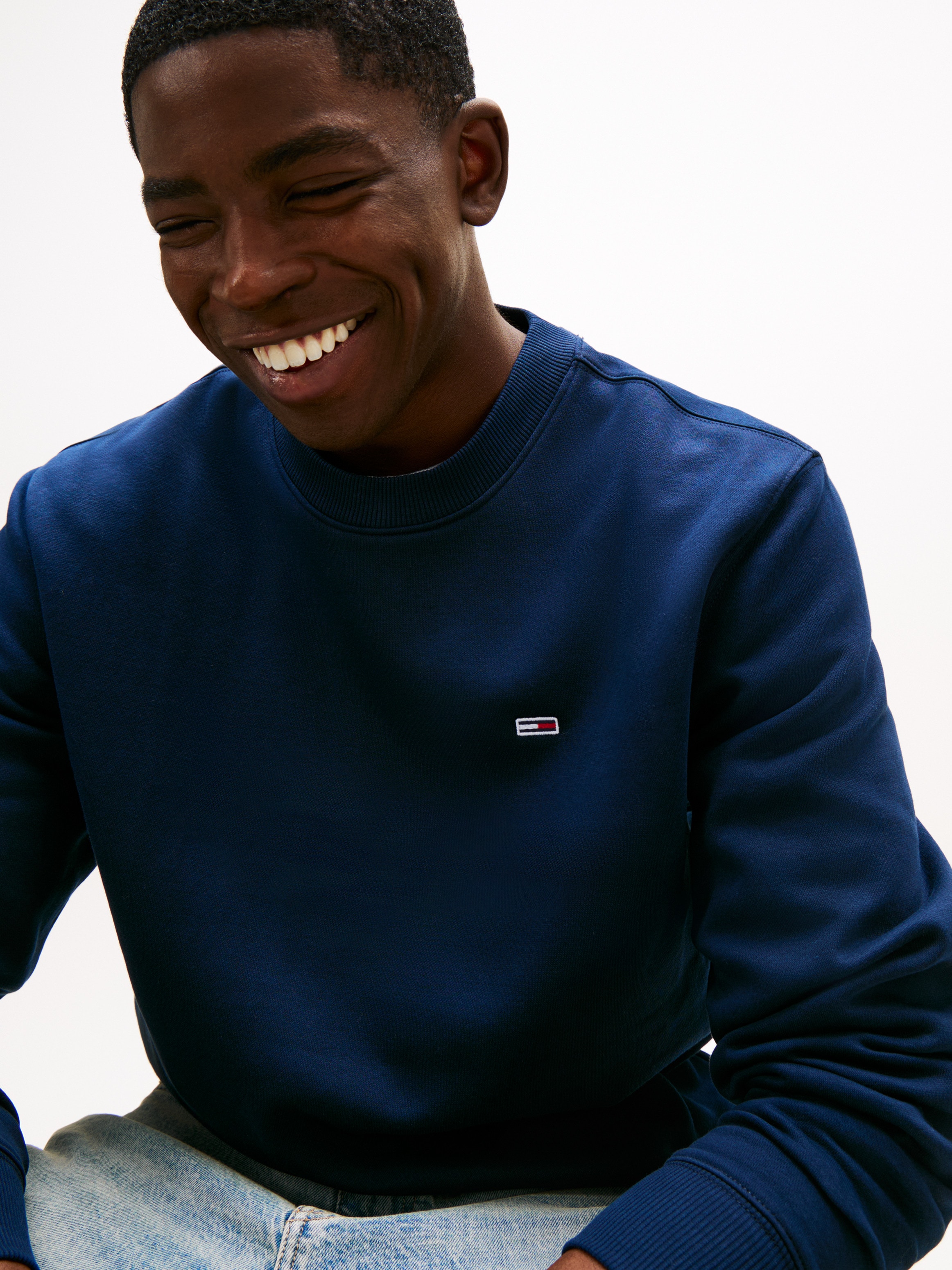 Tommy Jeans Sweatshirt »TJM REGULAR FLAG CREW NECK«, Mit besticktem Markenlogo auf Brusthöhe
