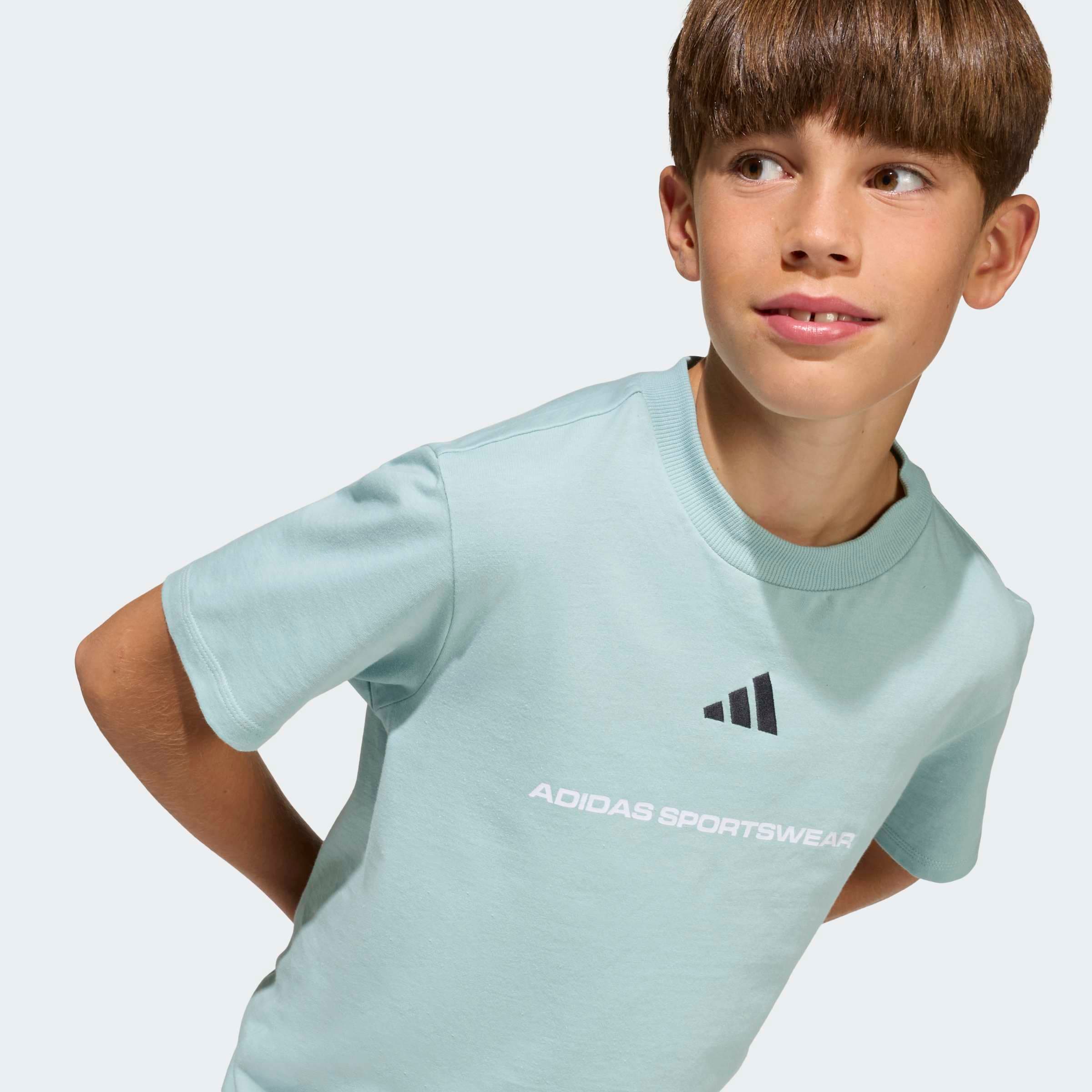 adidas Sportswear T-shirt »ADIDAS SLOGAN SINGLE JERSEY« sportlicher Stil, kurze Ärmel, elastisches Material, mit Slogan