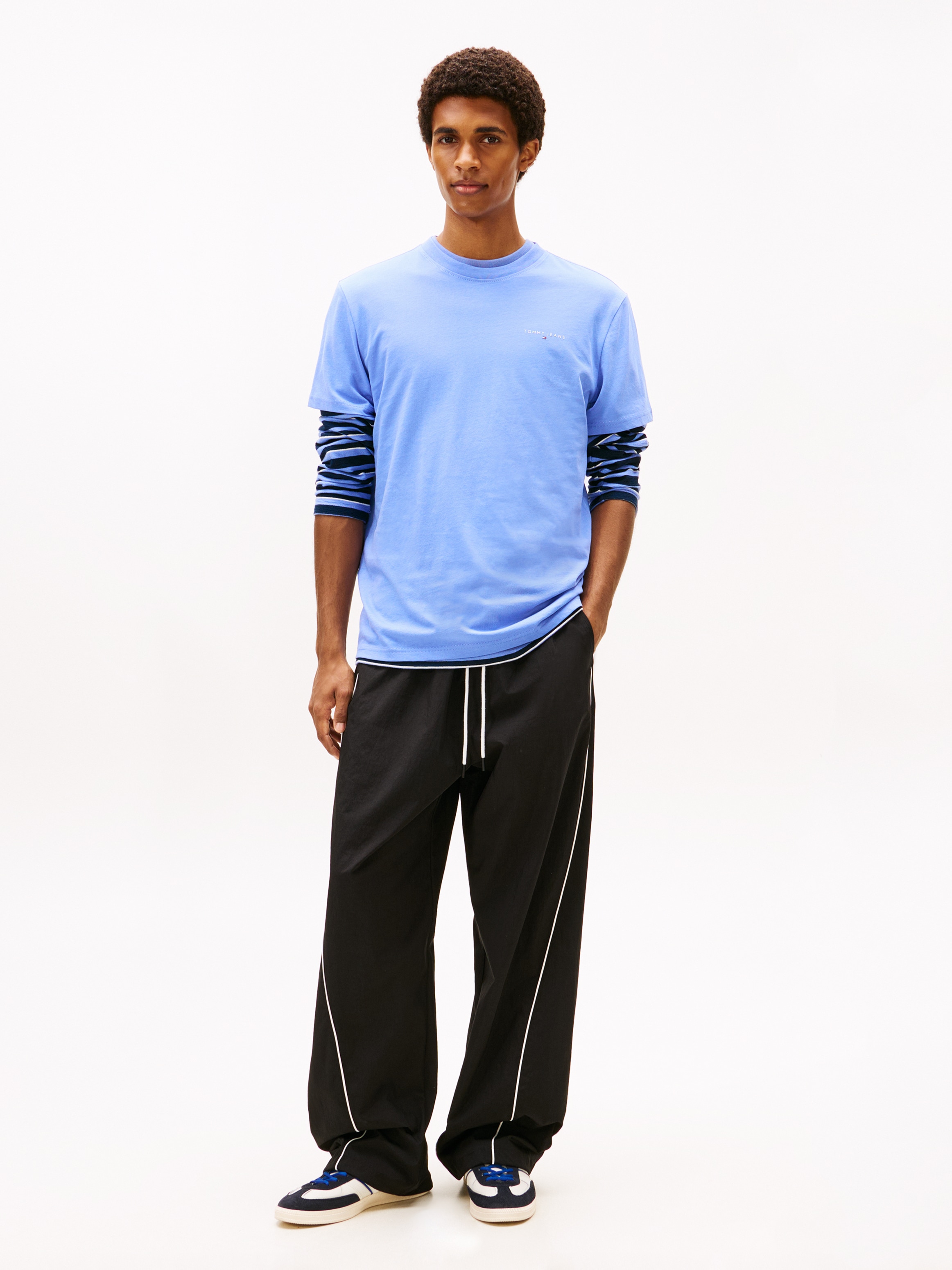 Tommy Jeans T-shirt »TJM SLIM LINEAR CHEST TEE EXT« avec encolure ronde
