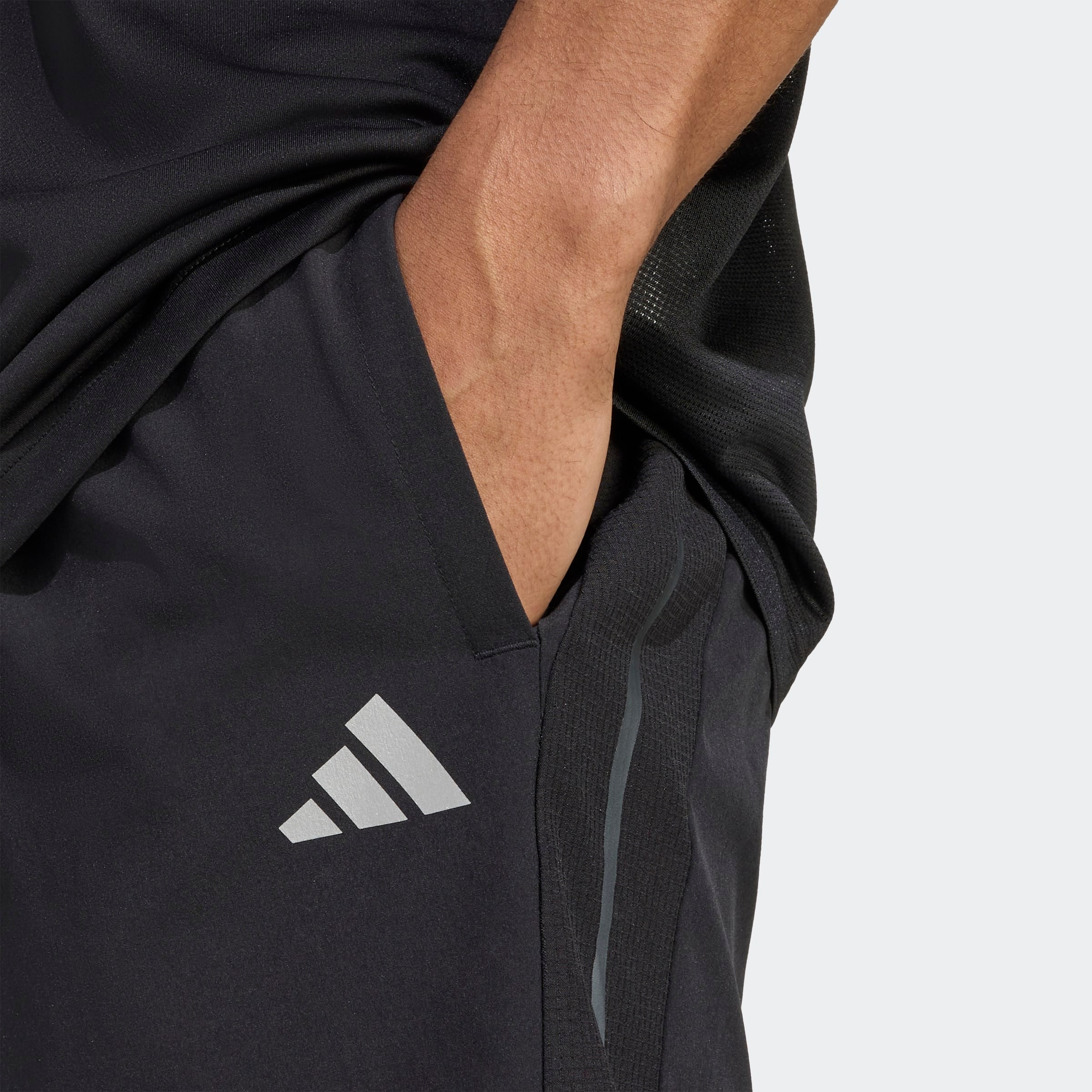 adidas Performance Shorts »TECH APPAREL«  aus weichem Stretchmaterial, mit Mesh-Belüftungseinsatz