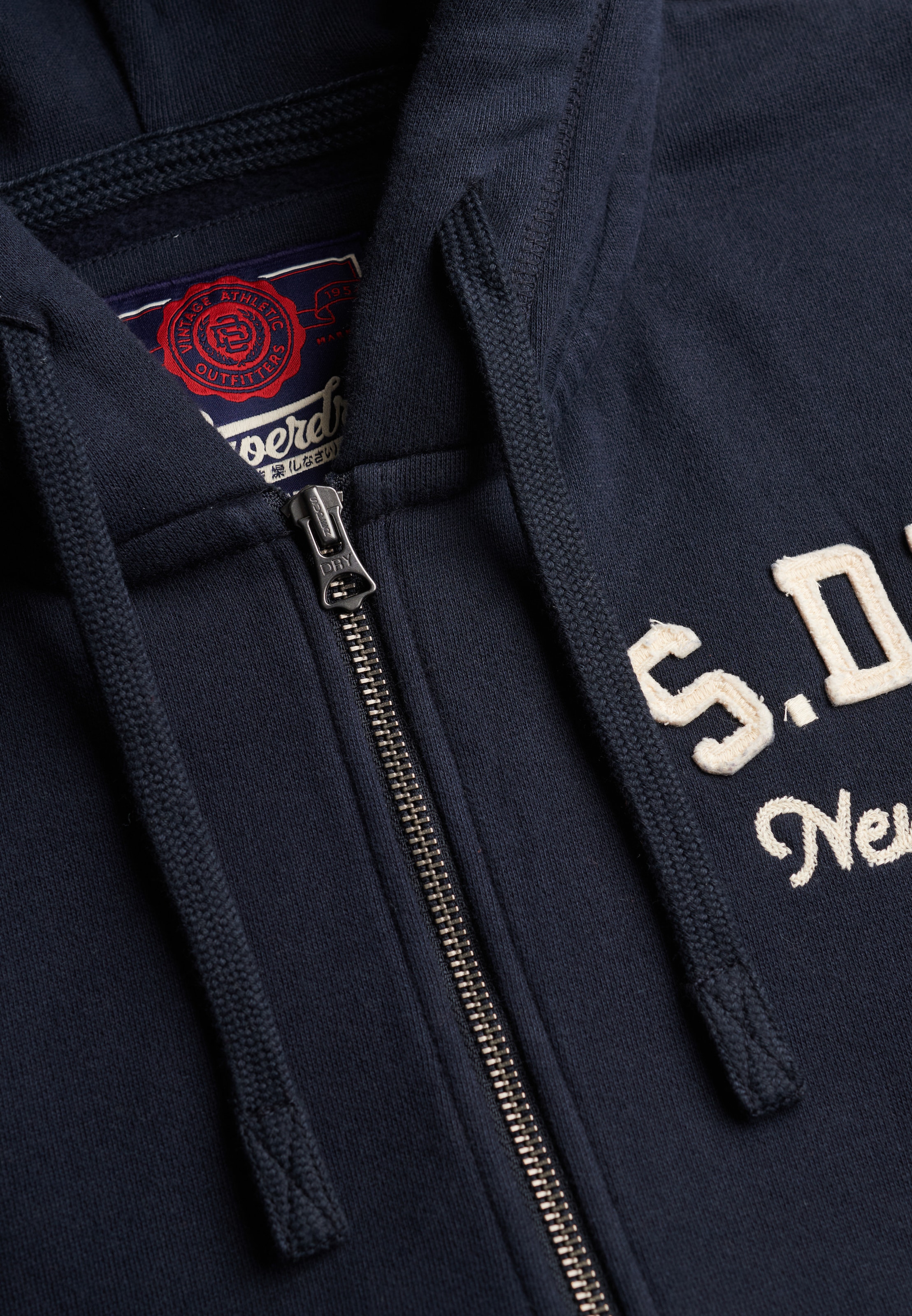 Superdry Kapuzensweatjacke »VINTAGE ATHLETIC ZIPHOOD« aus Baumwolle und angerauter Sweatware, Loose Fit, mit Reissverschluss
