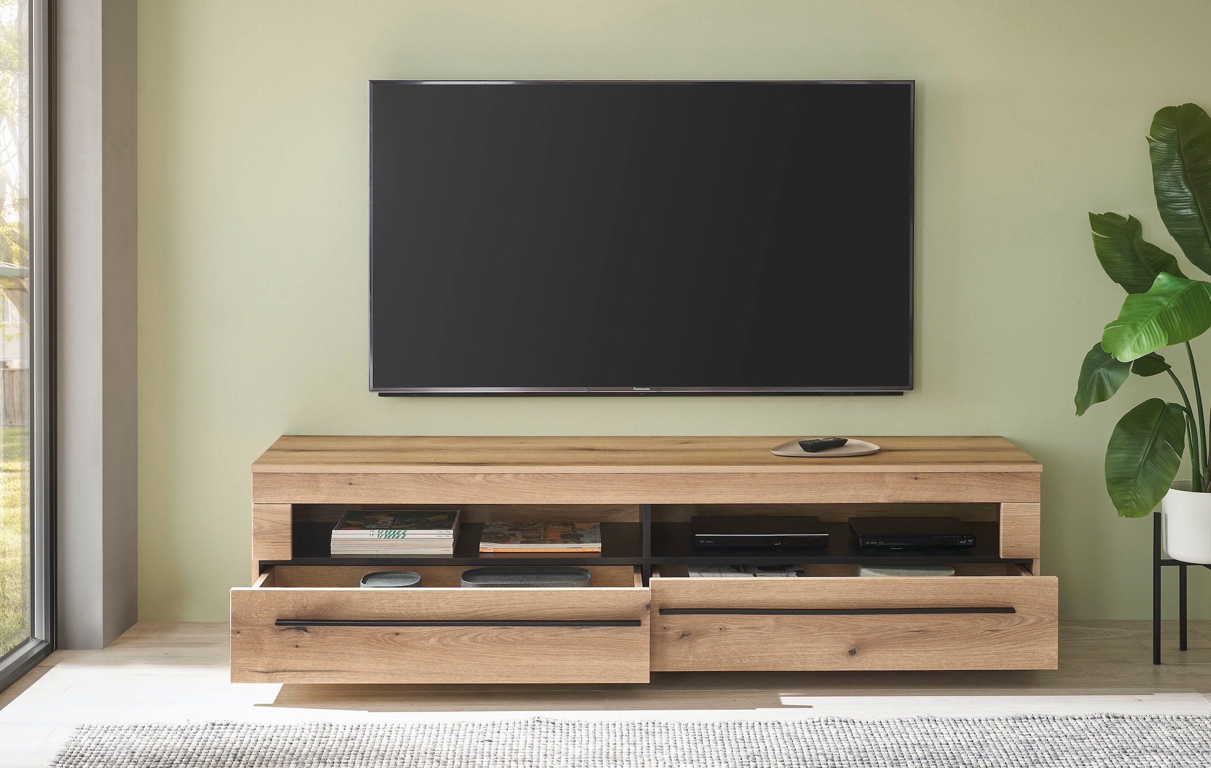 Home affaire Lowboard »modernes TV-Unterteil, Kommode in Eiche Evoke oder weiss« schwarze Stangengriffe, ausreichend Stauraum, vielseitig einsetzbar