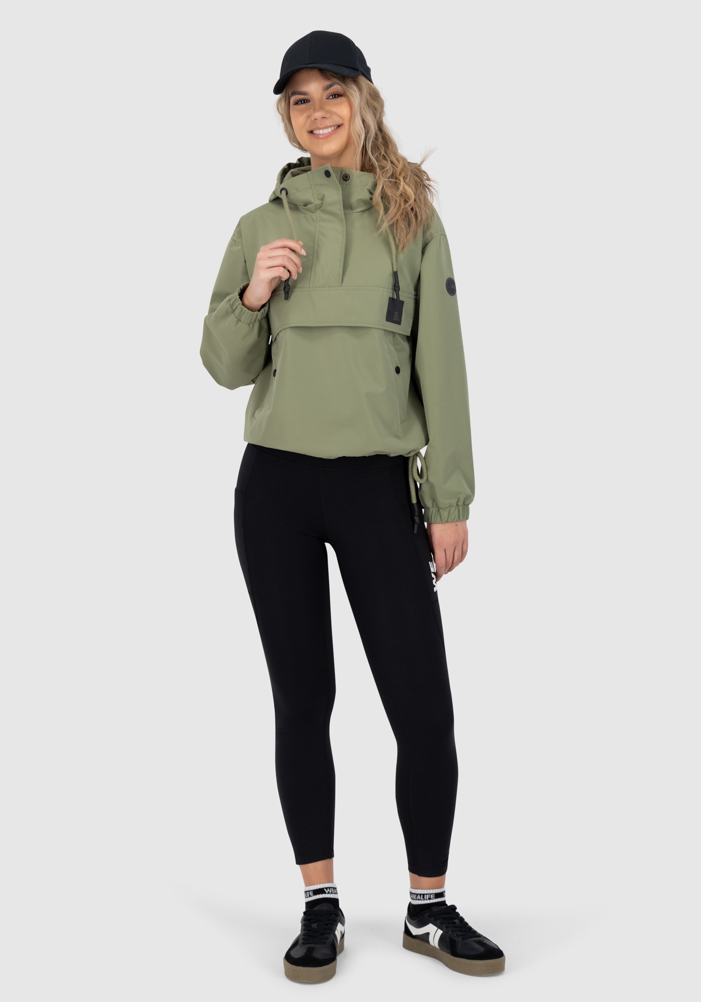 Alife & Kickin Anorak »NIVIAAKA« avec capuche anorak léger et décontracté à enfiler avec de nombreux détails pratiques