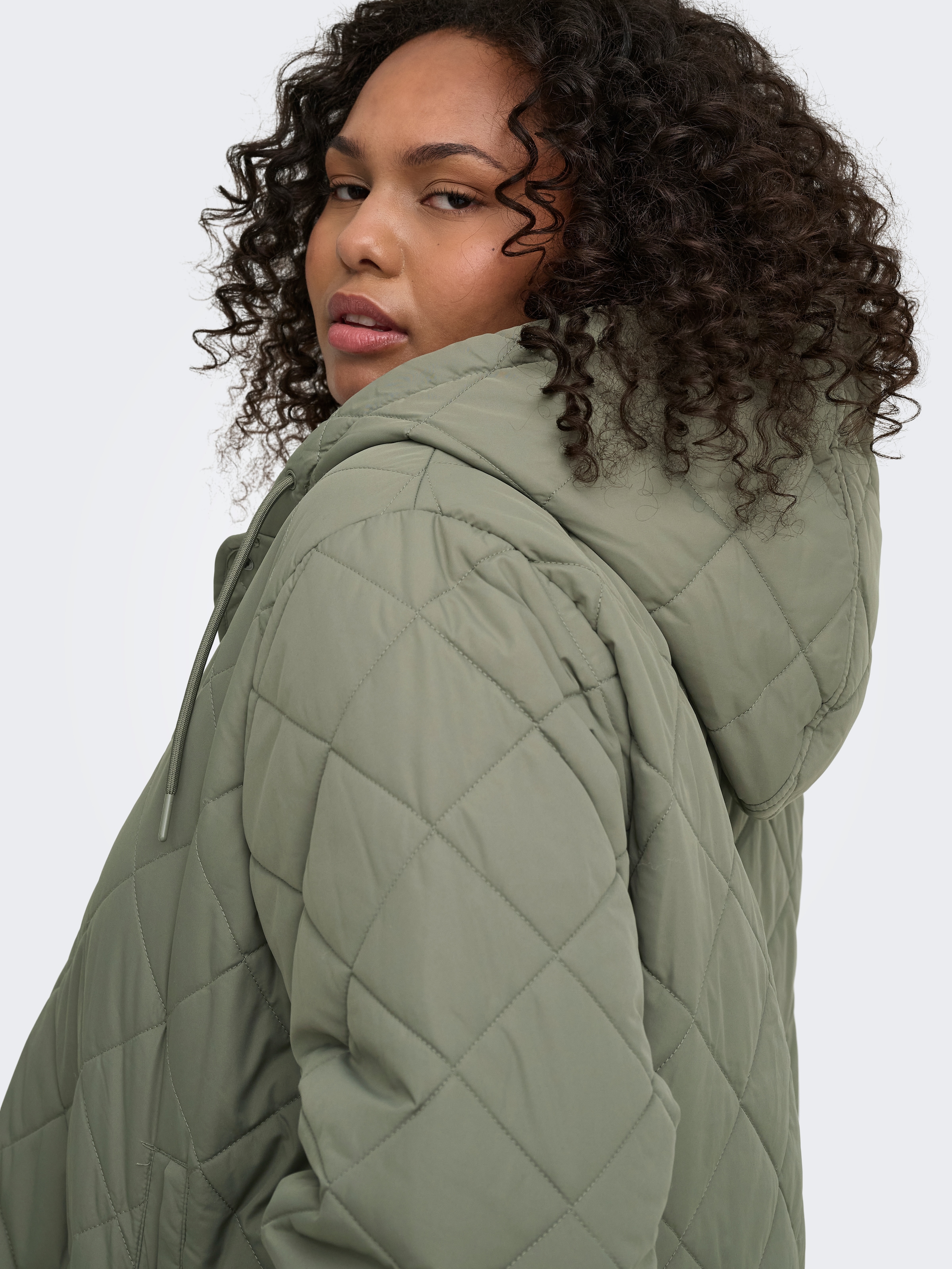 ONLY CARMAKOMA Veste matelassée »CARJULIET QUILTED HOOD JACKET NOOS« avec capuche fibre synthétique, coupe normale