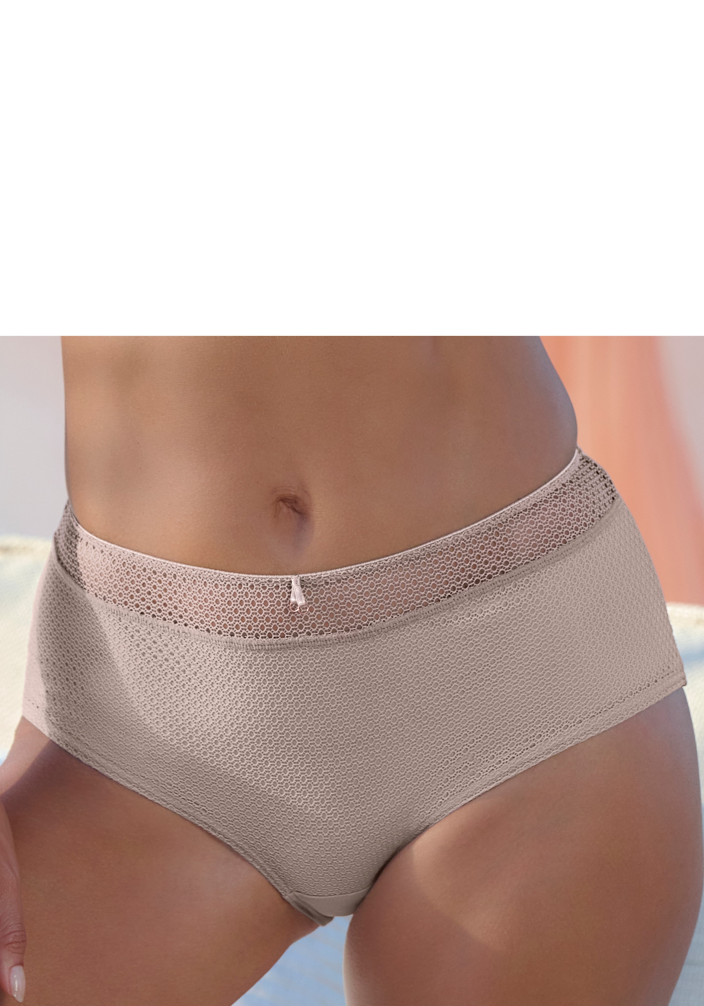 Nuance by Lascana Panty avec petit nœud décoratif et accessoire bijou