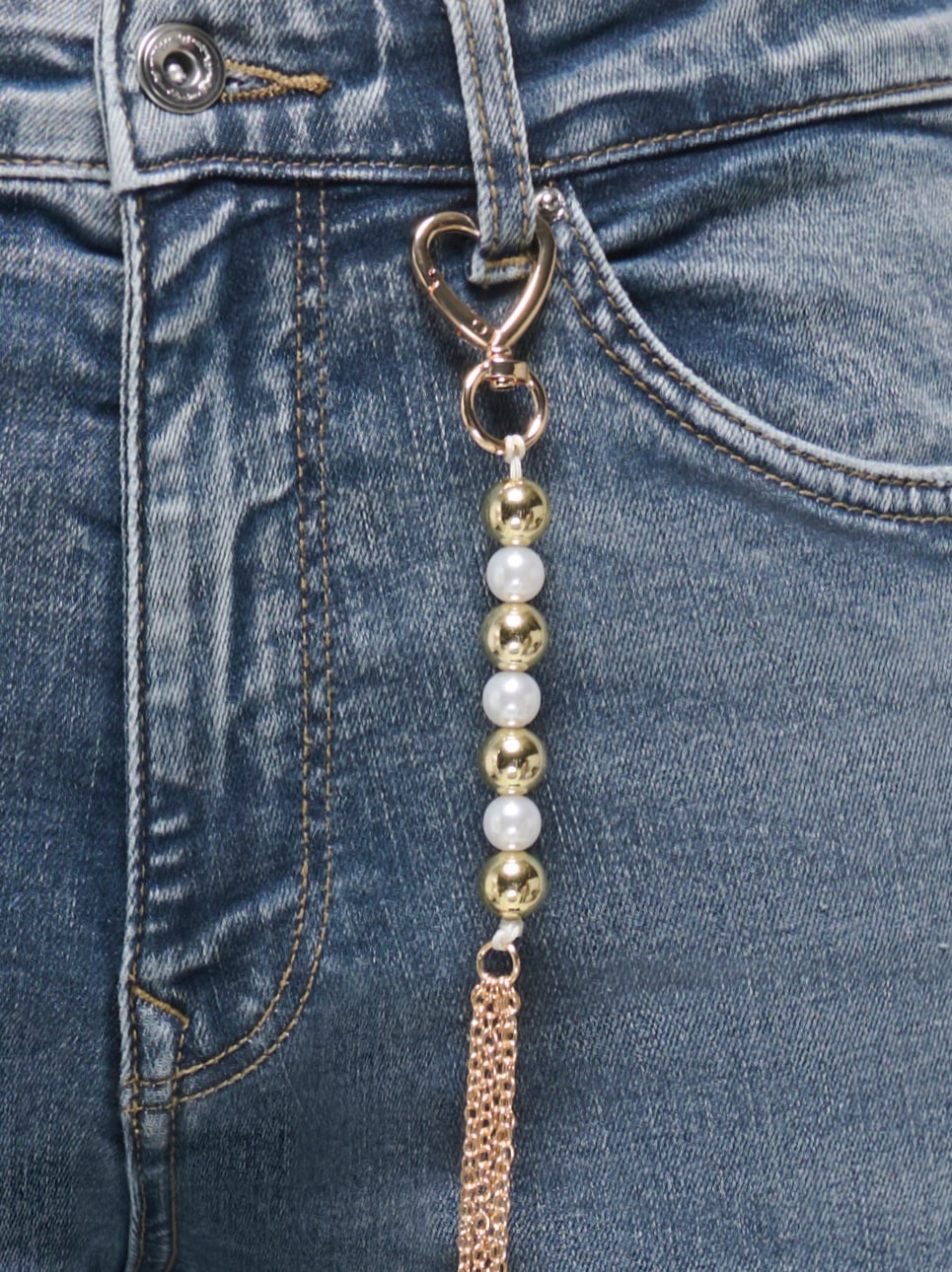 ONLY High-waist-Jeans »ONLMADISON BLUSH CHARM HW WIDE LEG DNM« Baumwollmischung, high waist, mit Charm Anhänger