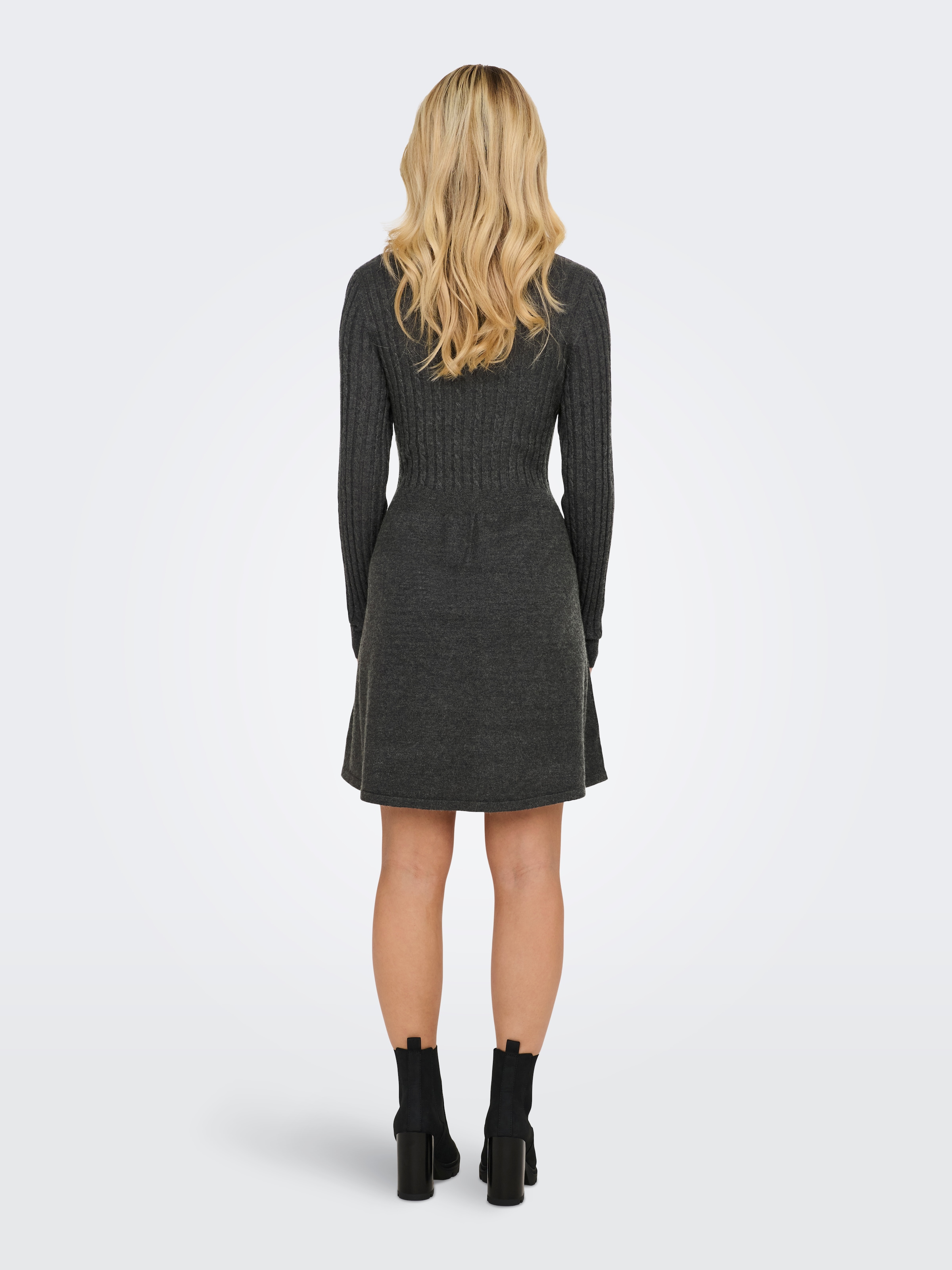ONLY Robe en tricot »ONLFIA LS CABLE DRESS KNT« mélange viscose, coupe régulière