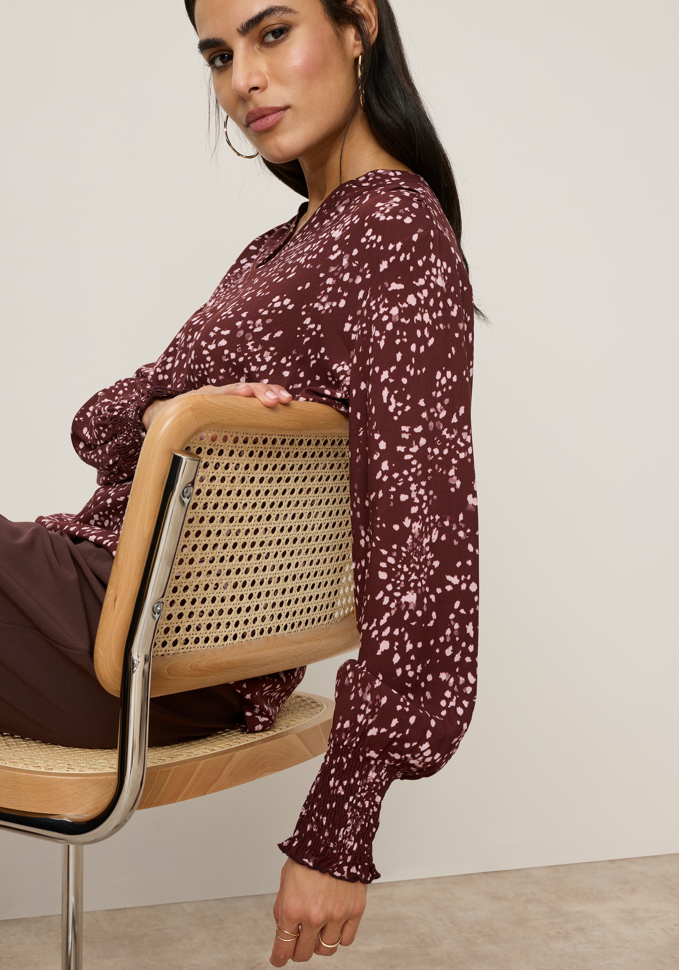 Tamaris Blouse à manches longues »mit figurumspielender Passform und hüftbedeckender Länge« avec motif fleuri, en viscose