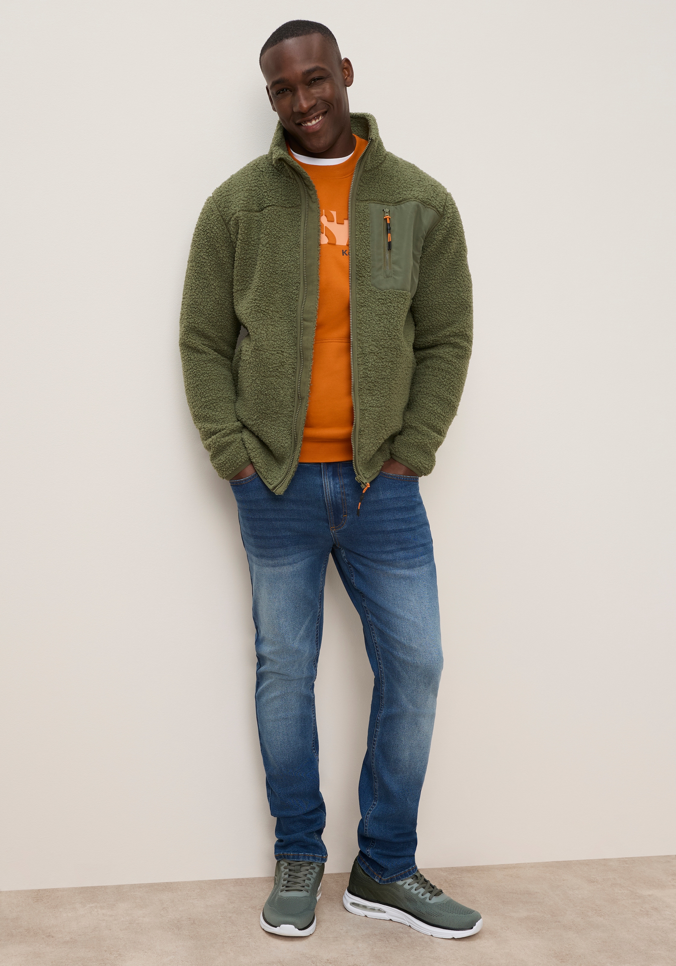 KangaROOS Fleecejacke hüftlang, figurumspielend, aus Plüsch-Material