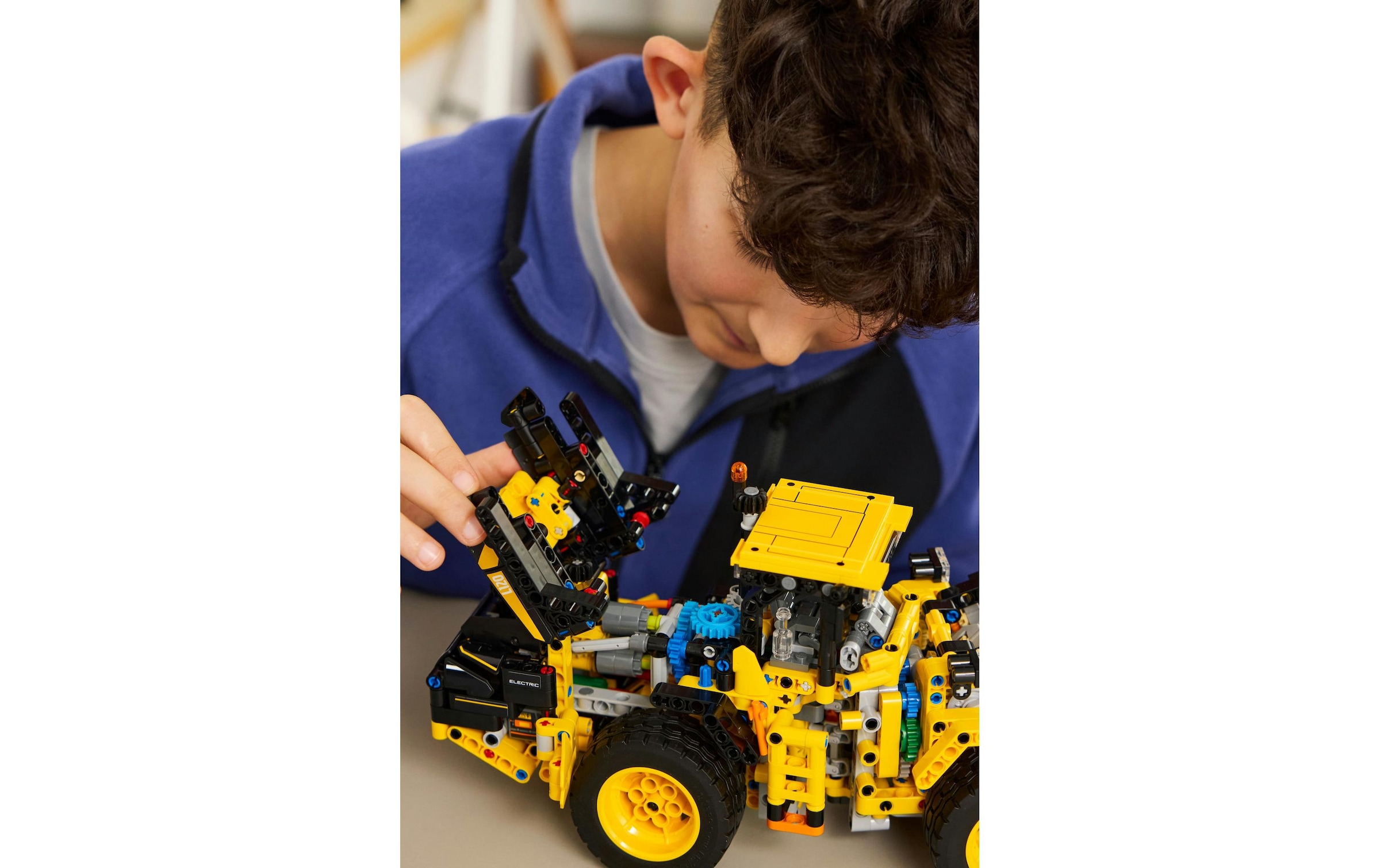 LEGO® Briques de jeu »Technic Volvo L120 Electric Radlader 42209«