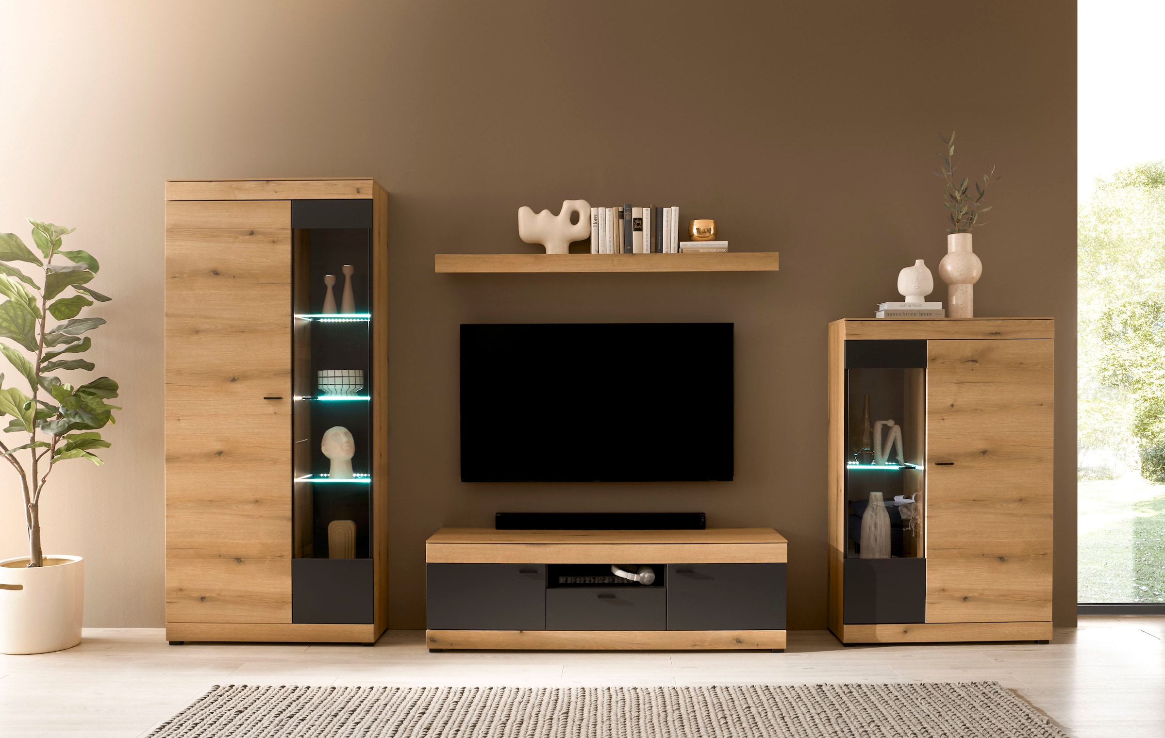 Home affaire Table basse »Soleto, moderner TV-Schrank, Kommode, TV-Unterschrank« zeitlos, schwarze Griffe aus Metall, ausreichend Stauraum