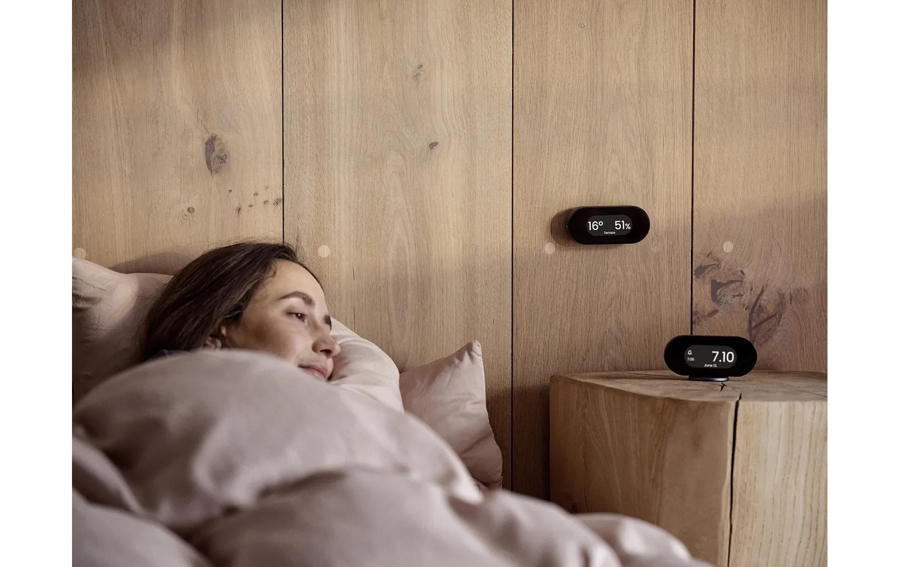 Jacob Jensen Réveil Kompakter digitaler Wecker mit E-Ink-Display