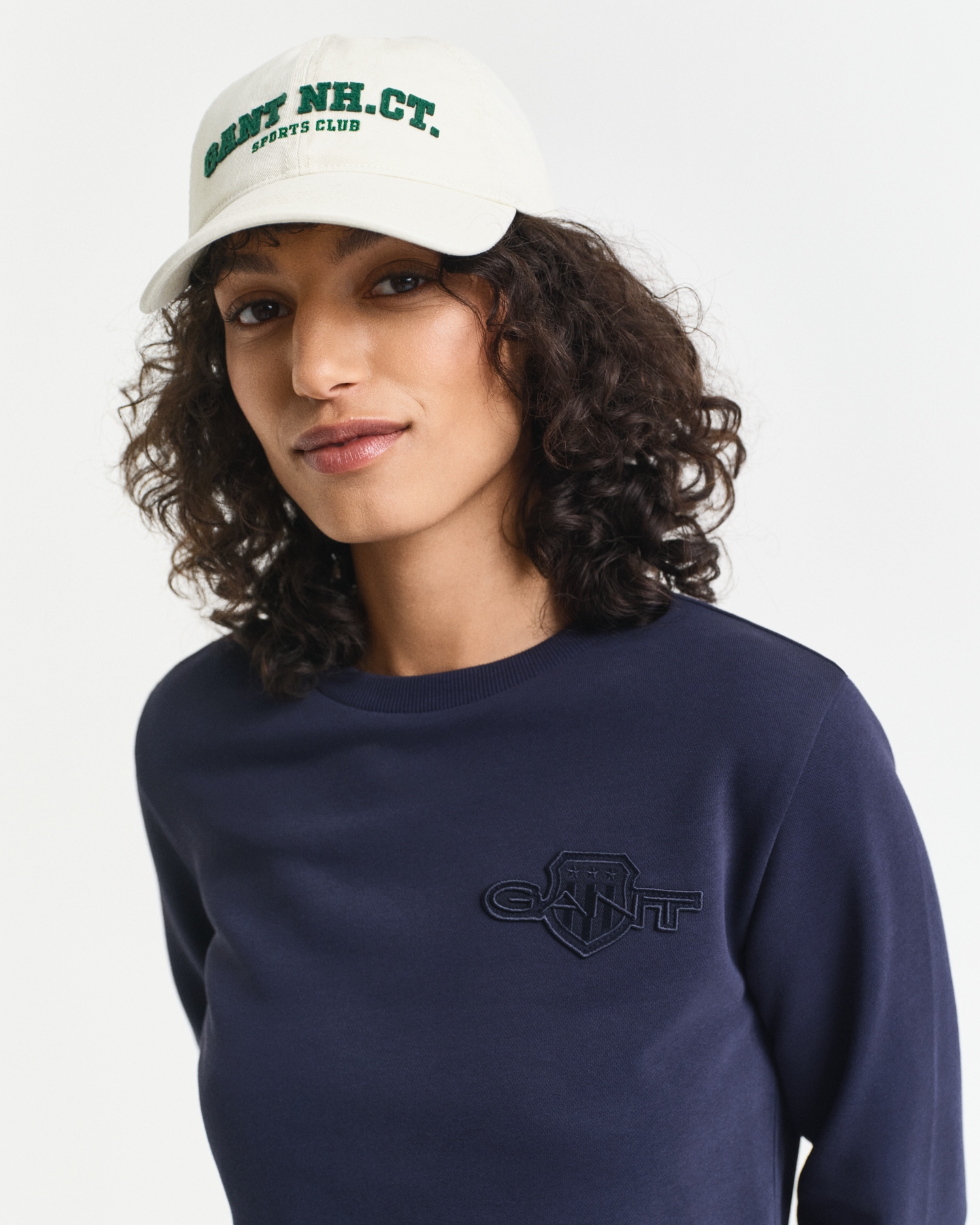 Gant Sweatshirt »REG TONAL SHIELD C-NECK SWEAT« Ton in Ton Stickerei, Rundhals