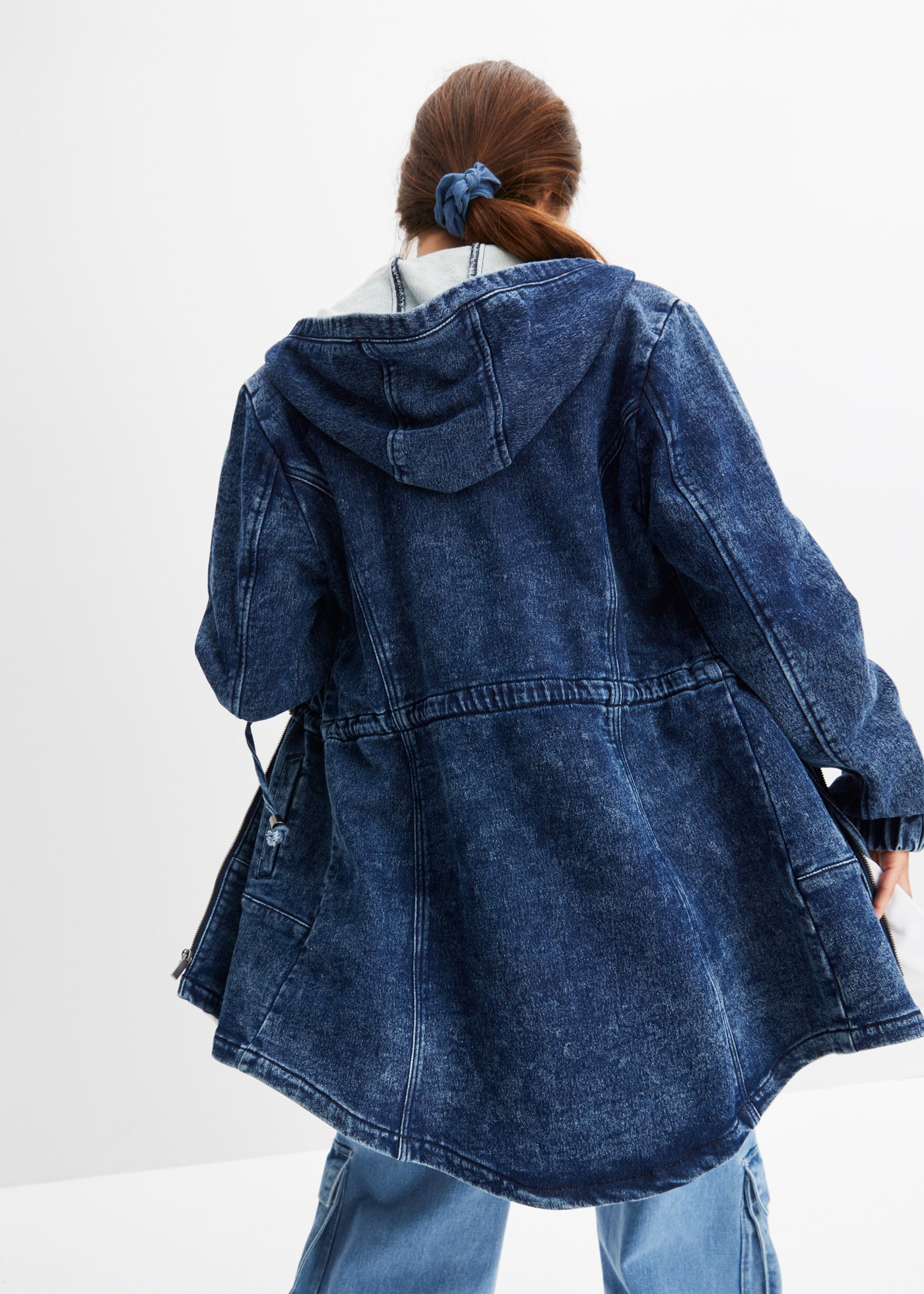 bonprix Veste en jean avec capuche manteau court en forme parka évasée, avec capuche