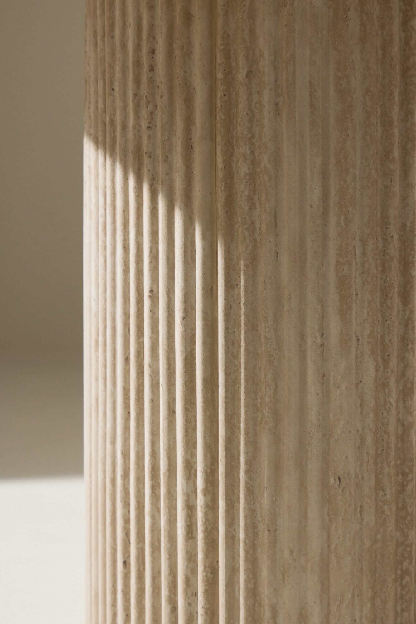 Venture Home Couchtisch »Härön, runder Couchtisch in eleganter Travertinoptik, Ø 50 cm« Sofatisch, MDF, 3D-Papier, rund, weich geformt, einheitlich