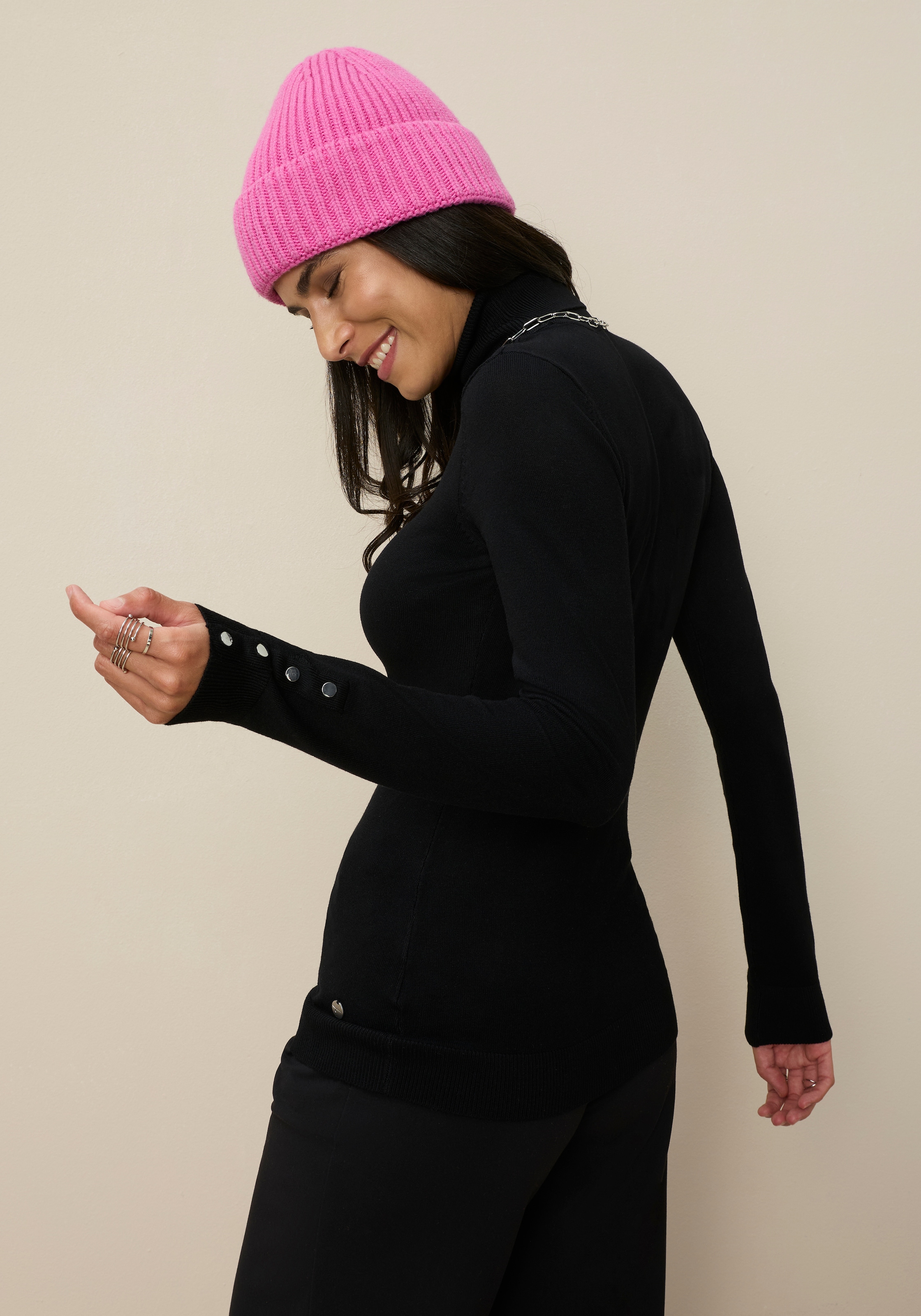 Tamaris in enger Form mit Knopfdetails