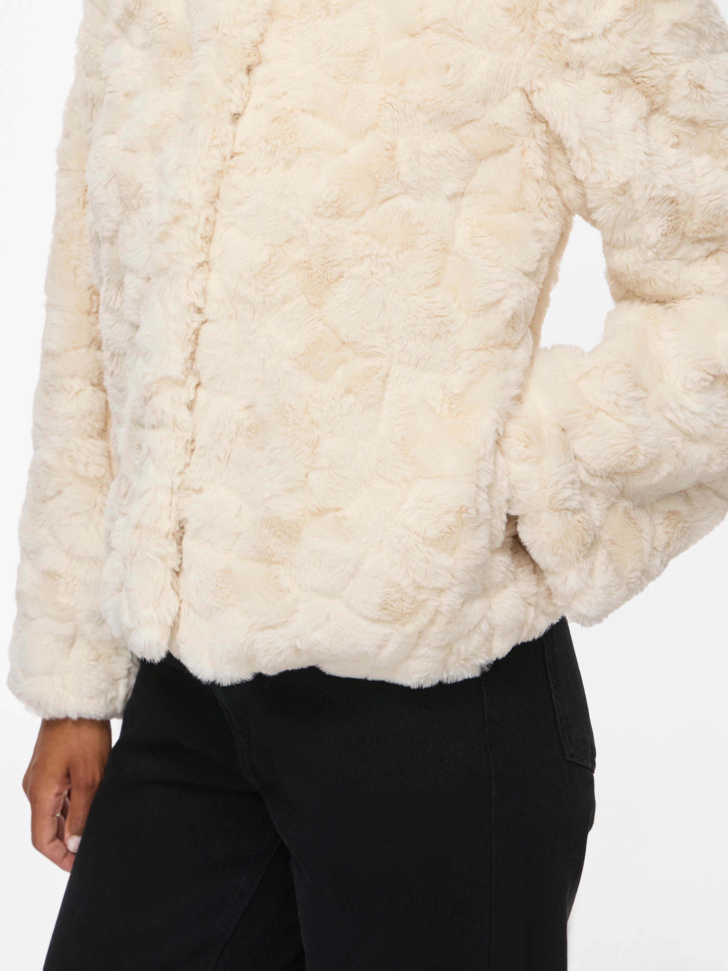 Vila Veste courte »VIDORTE NEW L/S JACKET/PB« en fausse fourrure avec patte de boutonnage